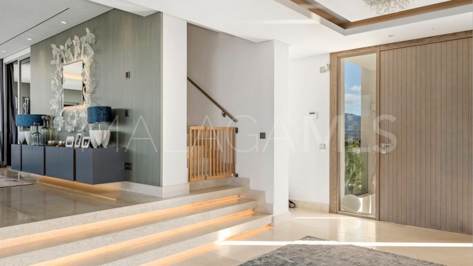 Villa for sale in Nueva Andalucia