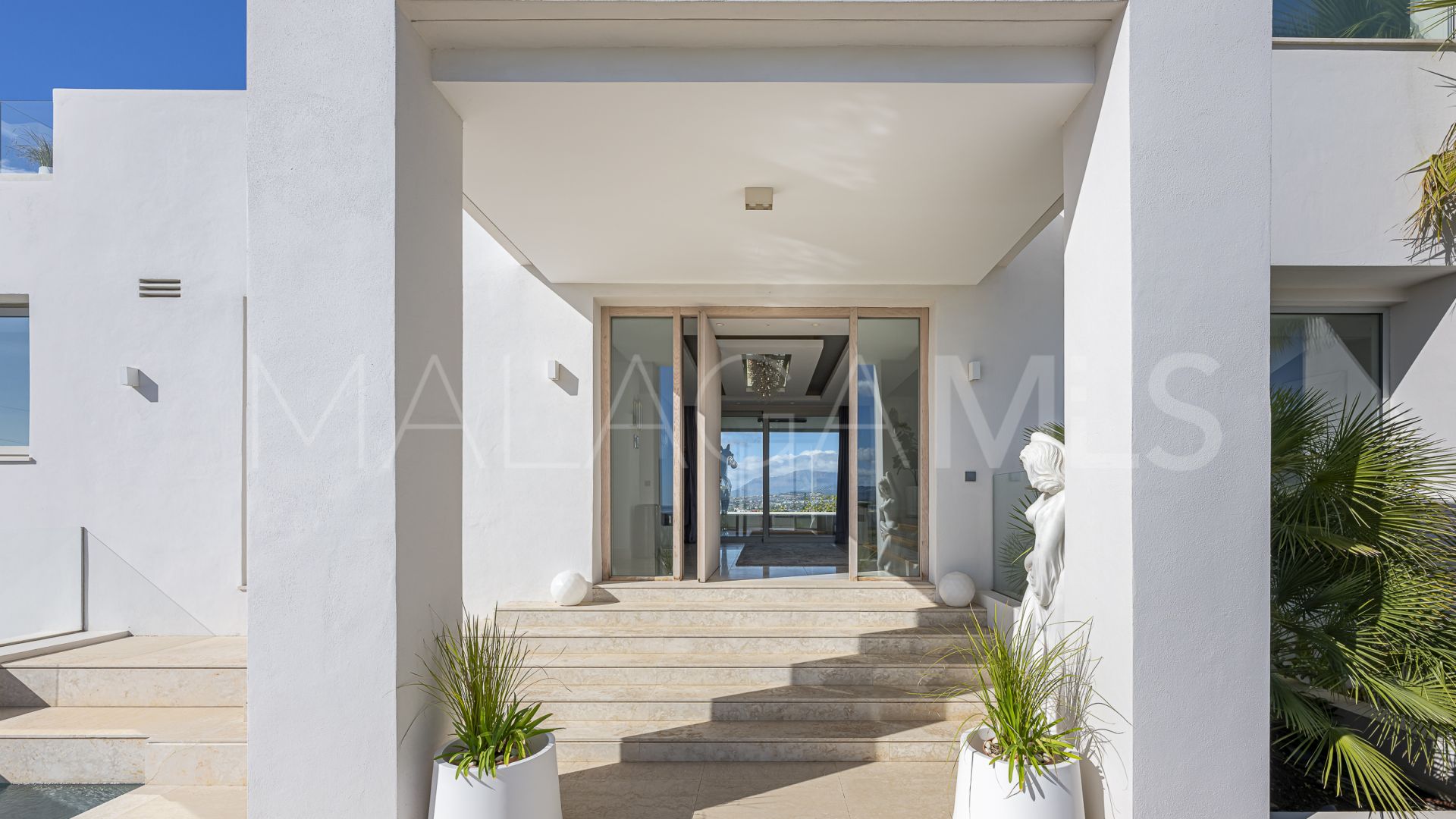 Villa for sale in Nueva Andalucia