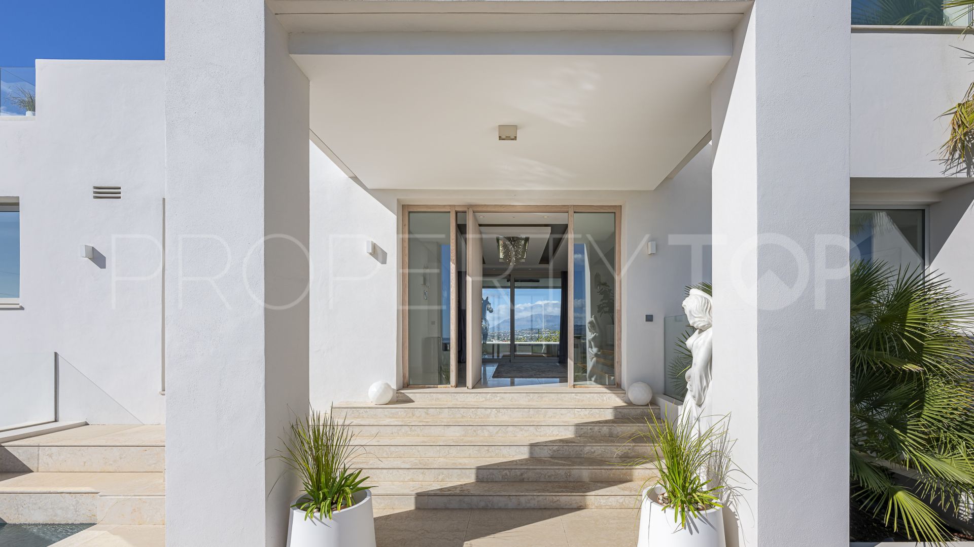 Nueva Andalucia 5 bedrooms villa for sale