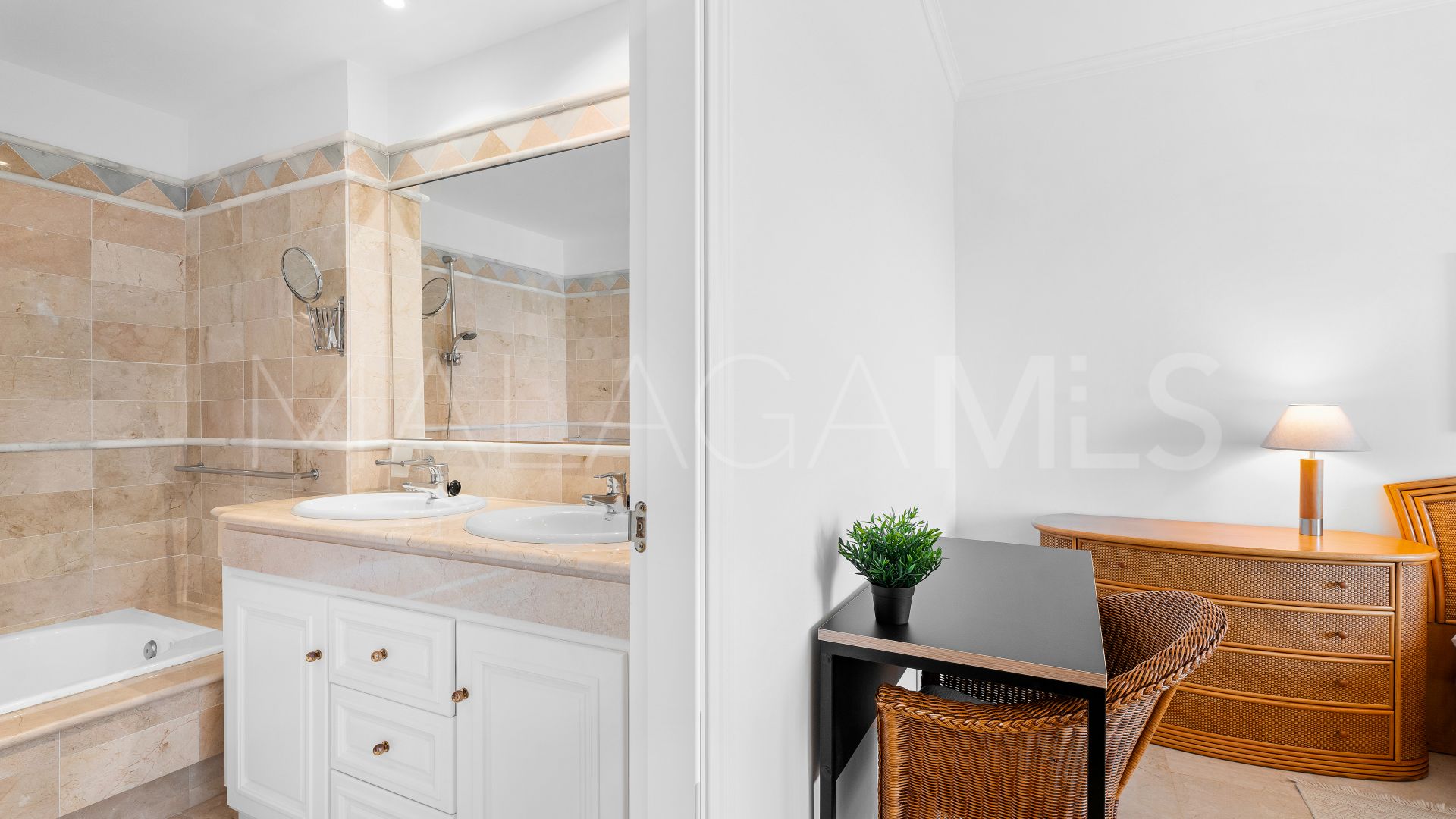 Apartment with 2 bedrooms for sale in Elviria Hills