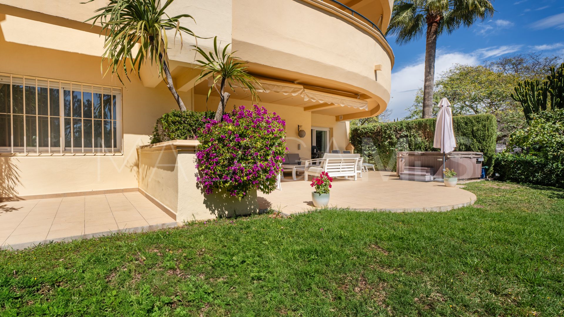 Ground floor apartment for sale in Elviria Hills with 3 bedrooms