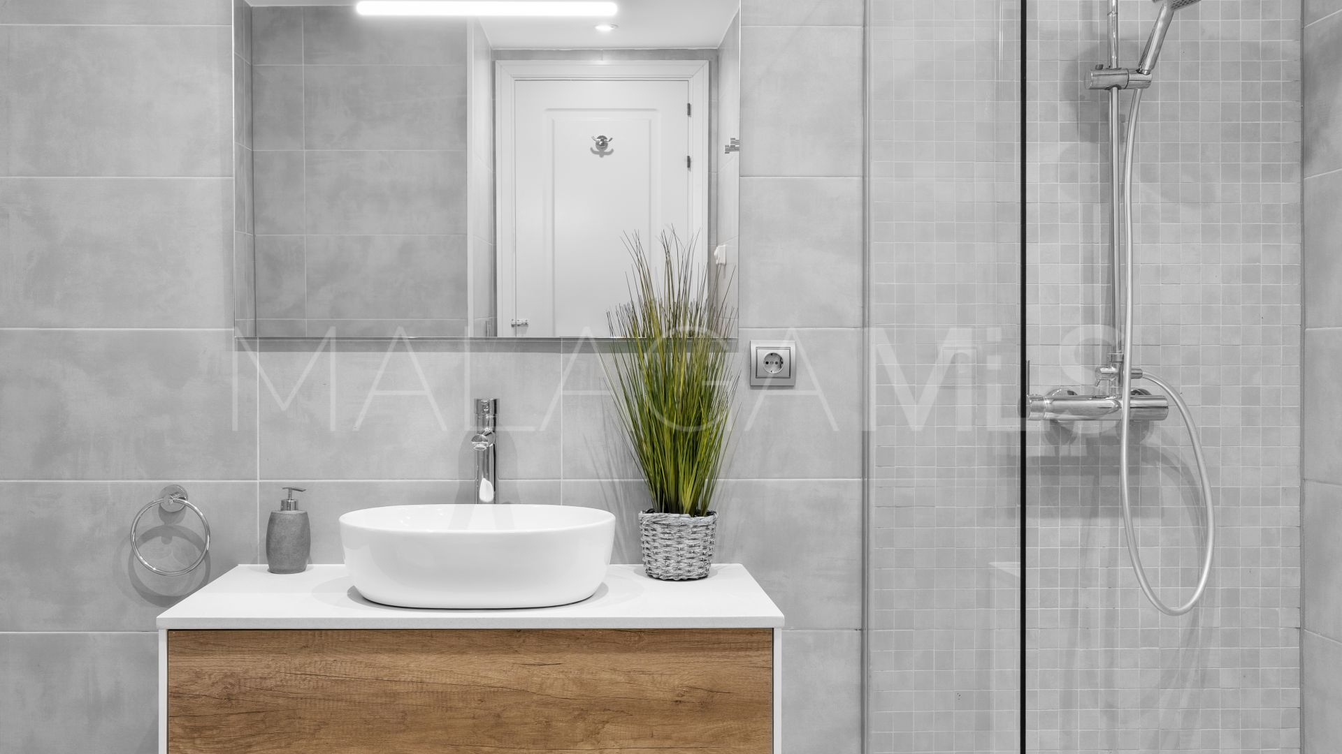 Ground floor apartment for sale in Elviria Hills with 3 bedrooms