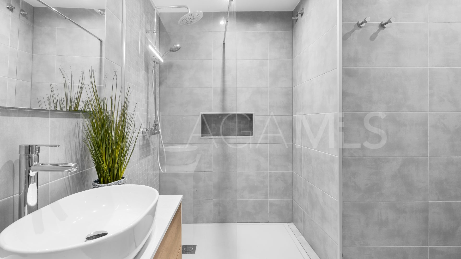 Ground floor apartment for sale in Elviria Hills with 3 bedrooms