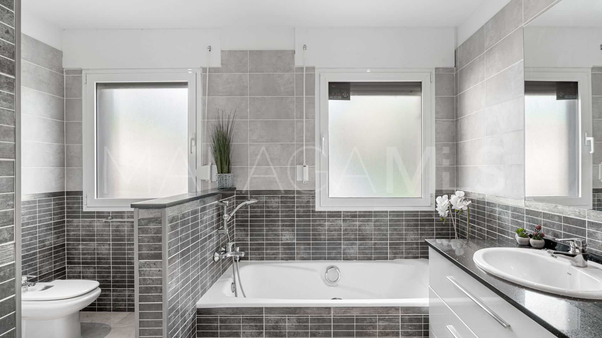Ground floor apartment for sale in Elviria Hills with 3 bedrooms