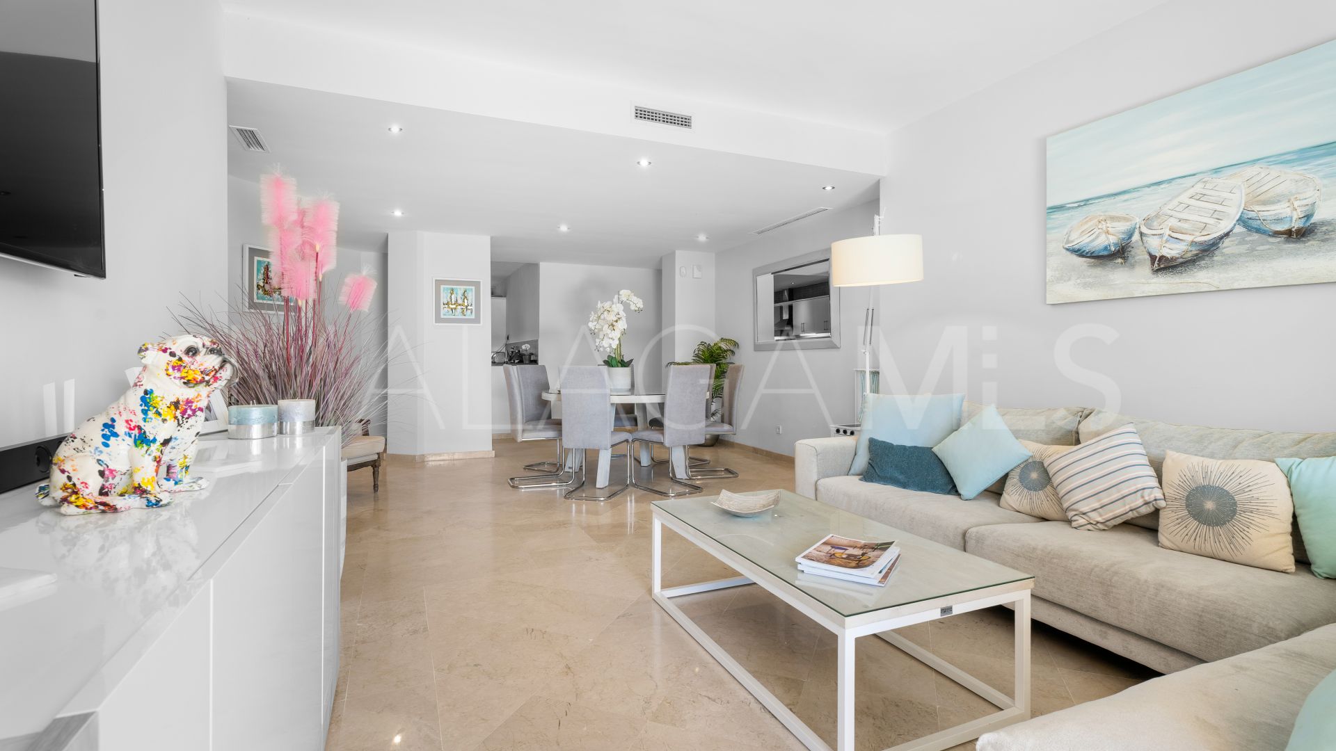 Ground floor apartment for sale in Elviria Hills with 3 bedrooms
