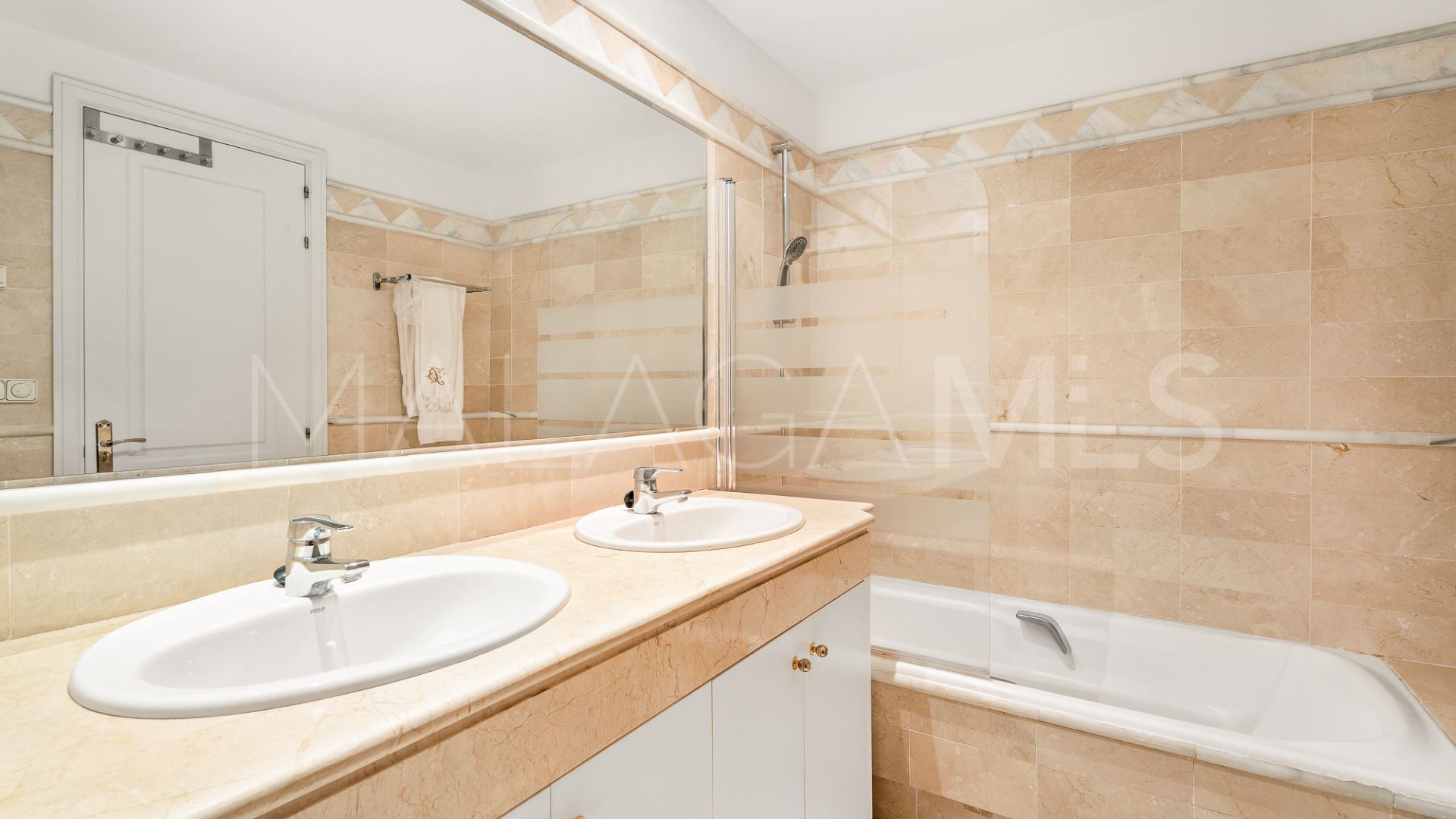 For sale 2 bedrooms ground floor apartment in Elviria Hills