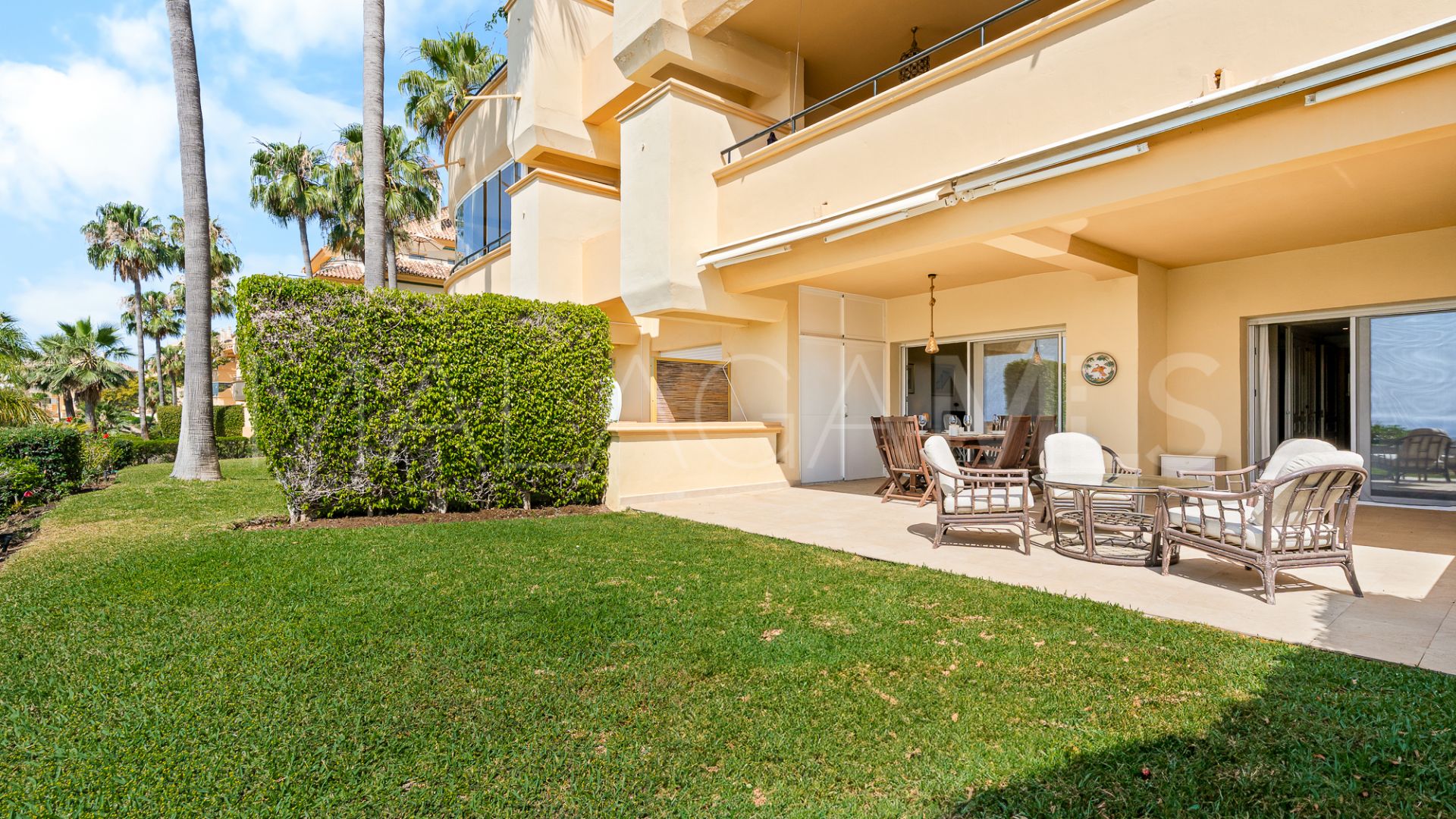 For sale 2 bedrooms ground floor apartment in Elviria Hills