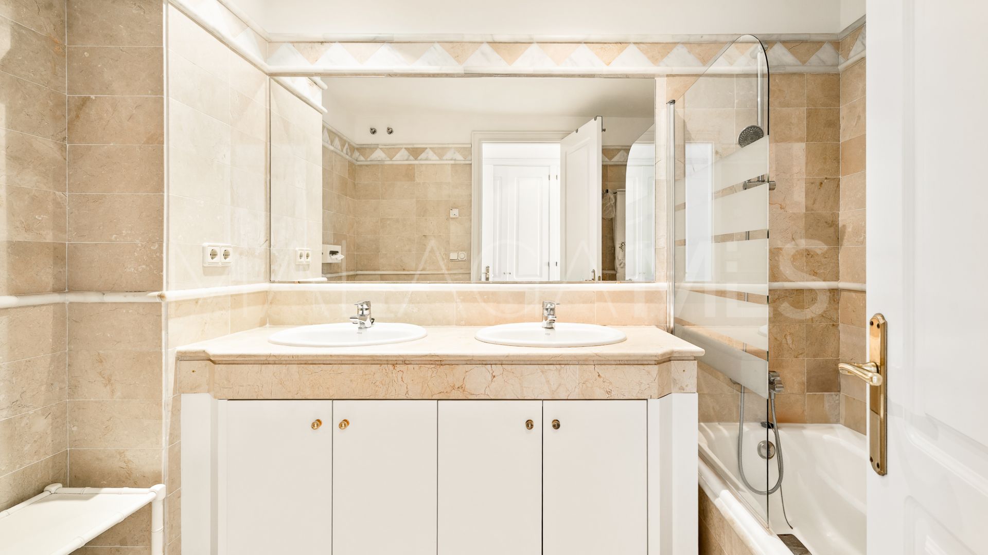 For sale 2 bedrooms ground floor apartment in Elviria Hills