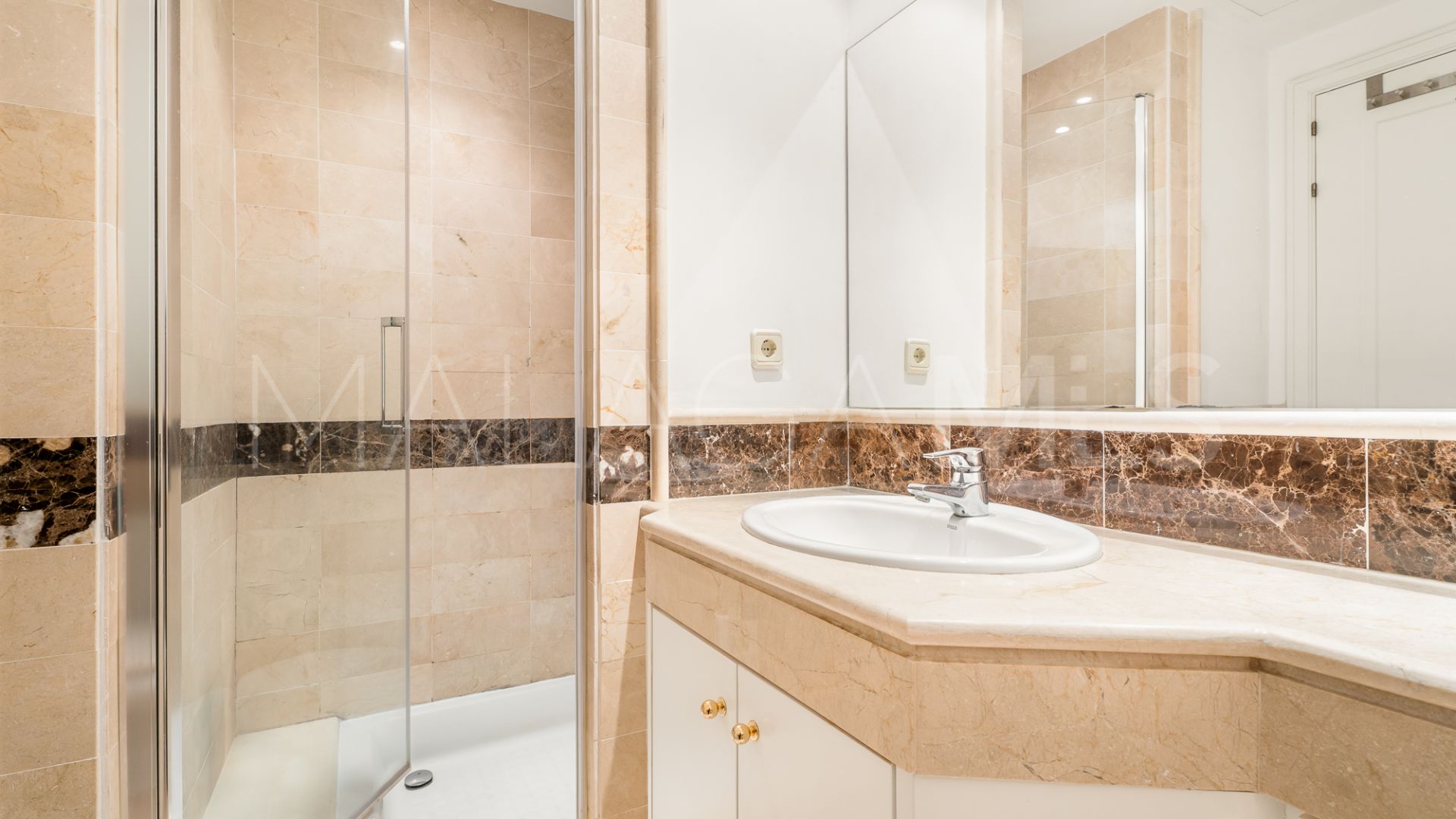 For sale 2 bedrooms ground floor apartment in Elviria Hills