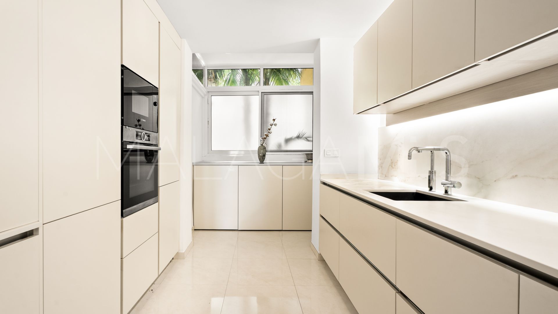 For sale 2 bedrooms ground floor apartment in Elviria Hills