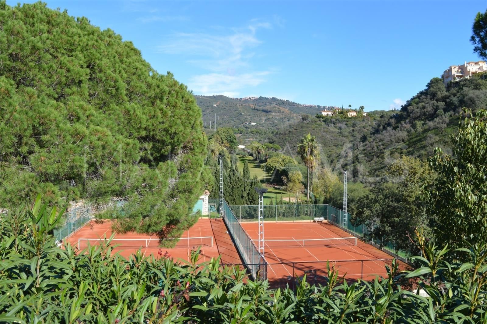For sale 2 bedrooms ground floor apartment in Elviria Hills