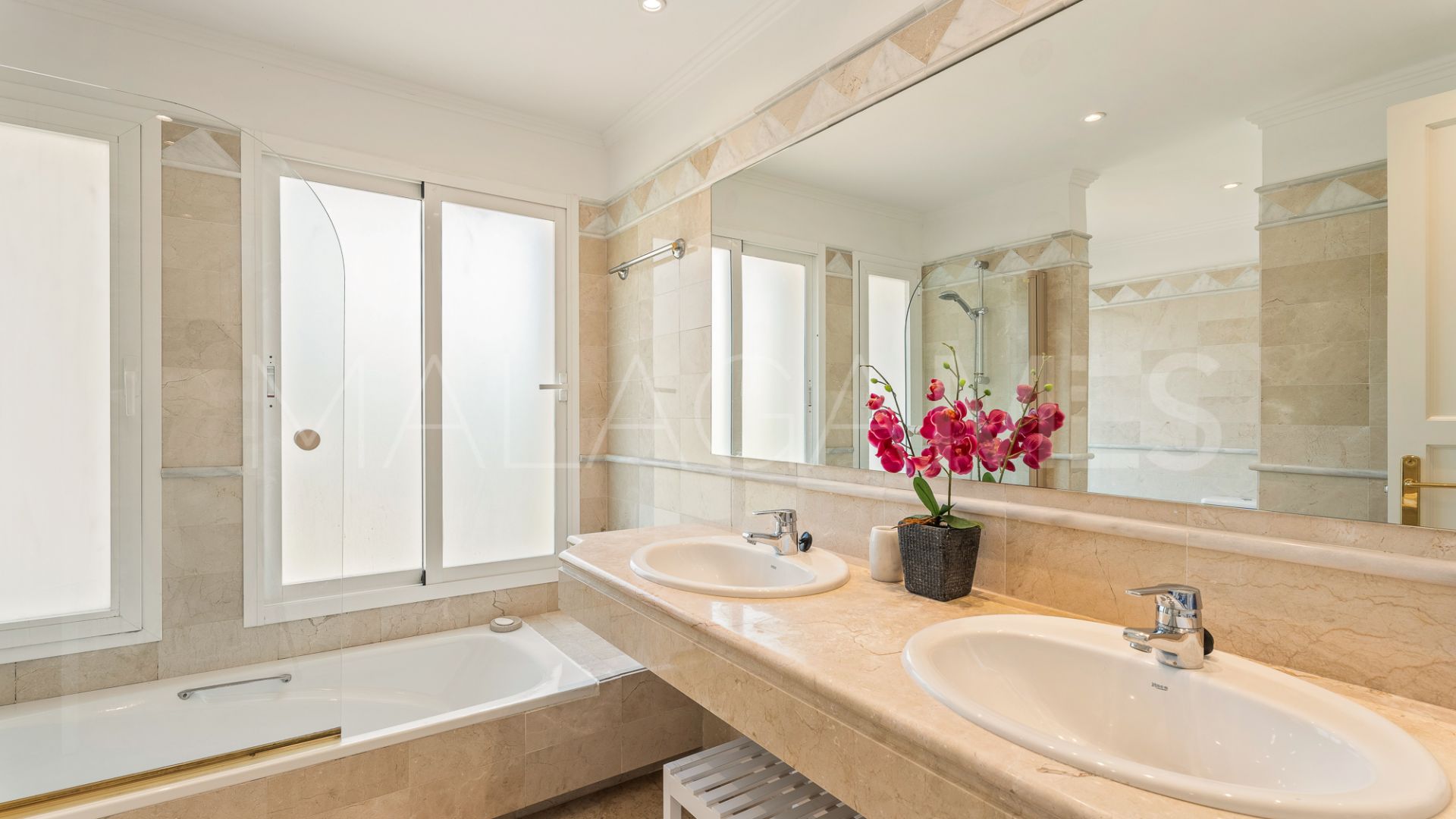 Ground floor apartment with 3 bedrooms for sale in Elviria Hills