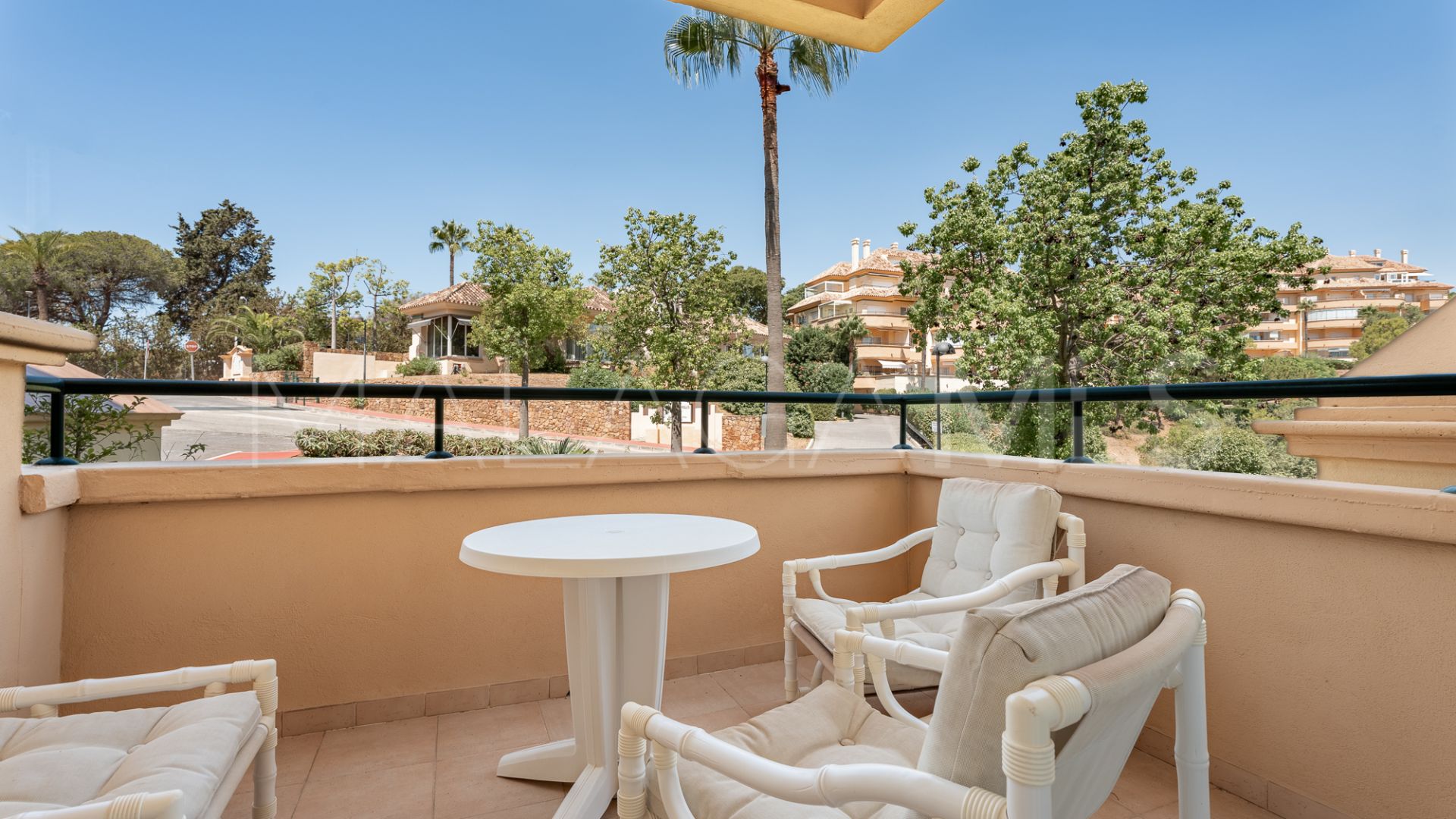 Ground floor apartment with 3 bedrooms for sale in Elviria Hills
