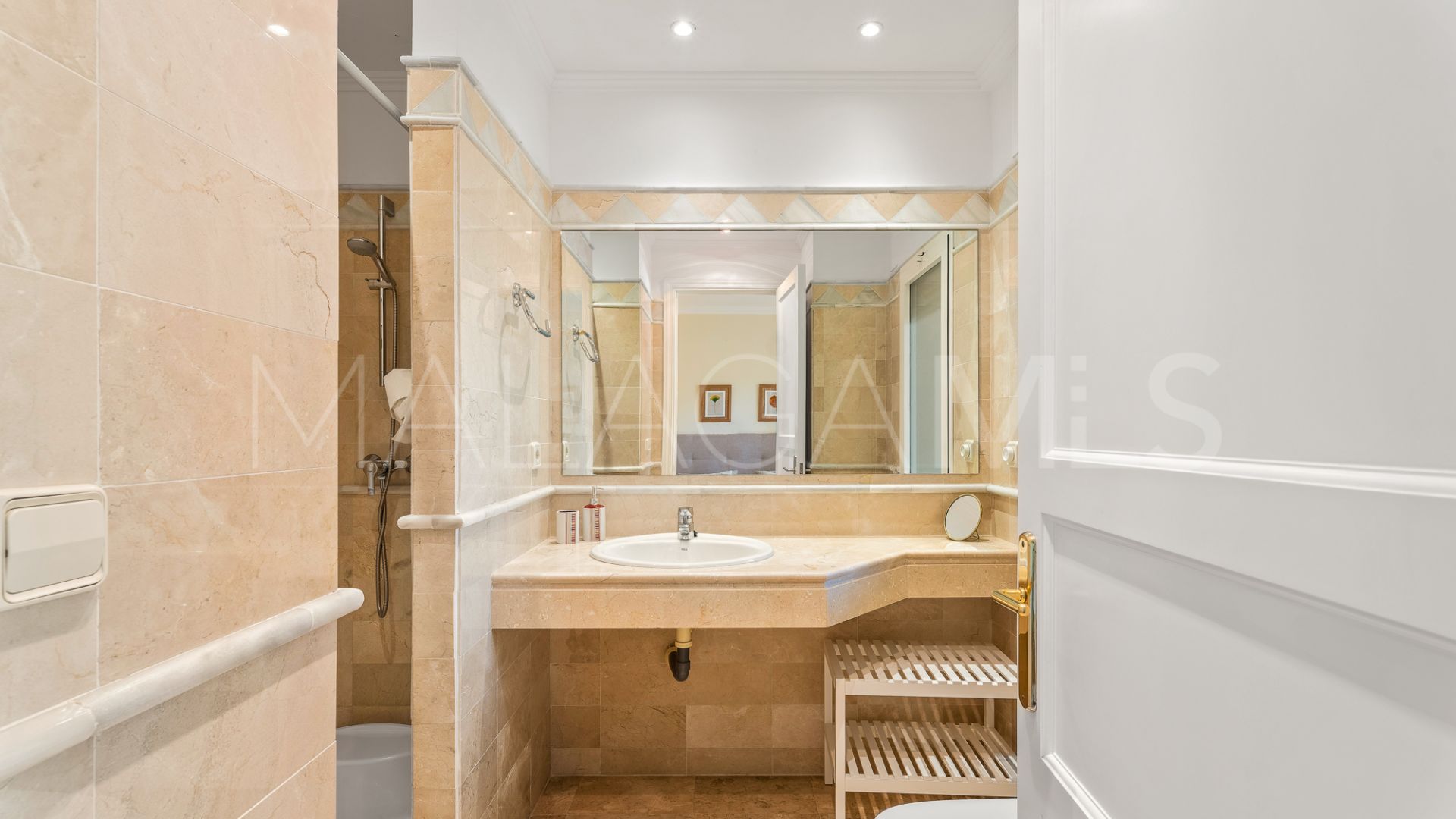 Ground floor apartment with 3 bedrooms for sale in Elviria Hills