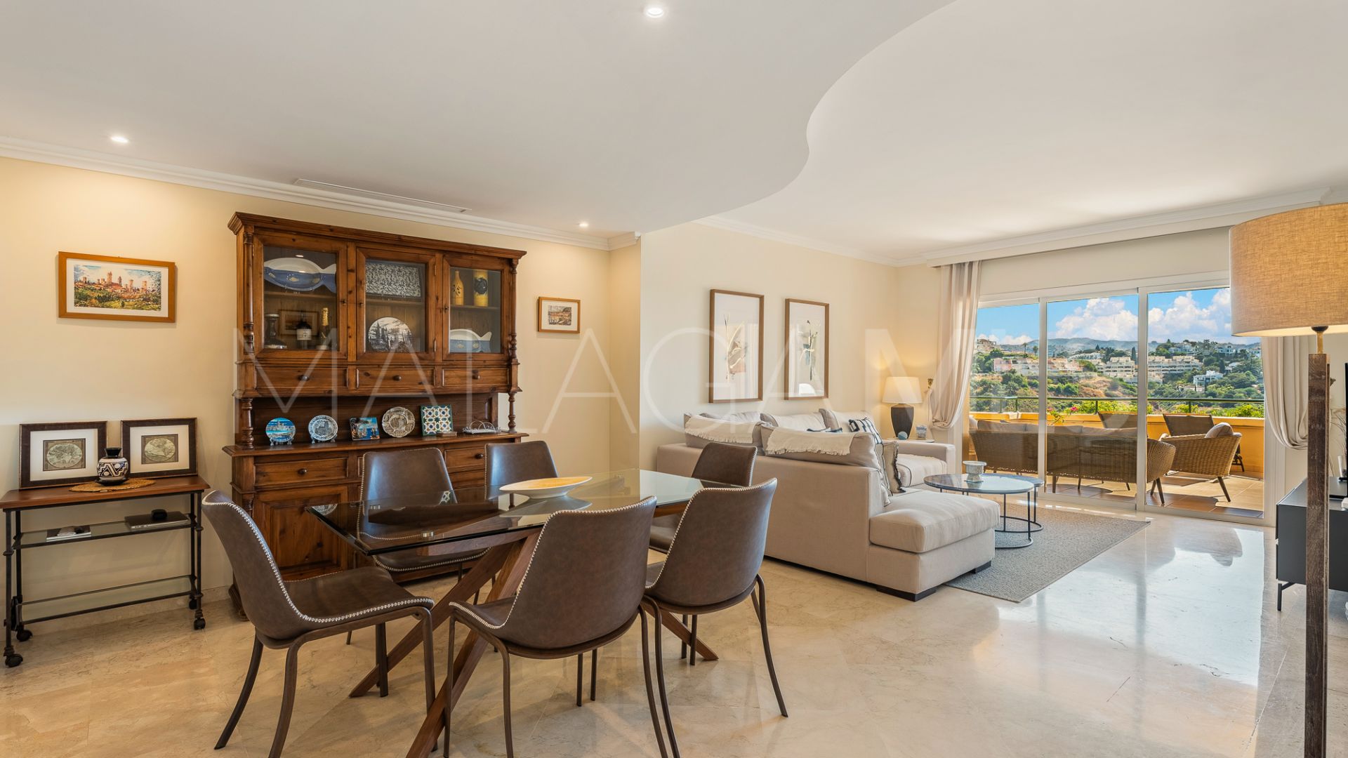 Ground floor apartment with 3 bedrooms for sale in Elviria Hills