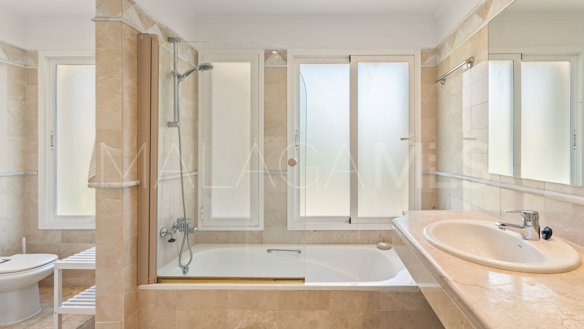 Ground floor apartment with 3 bedrooms for sale in Elviria Hills