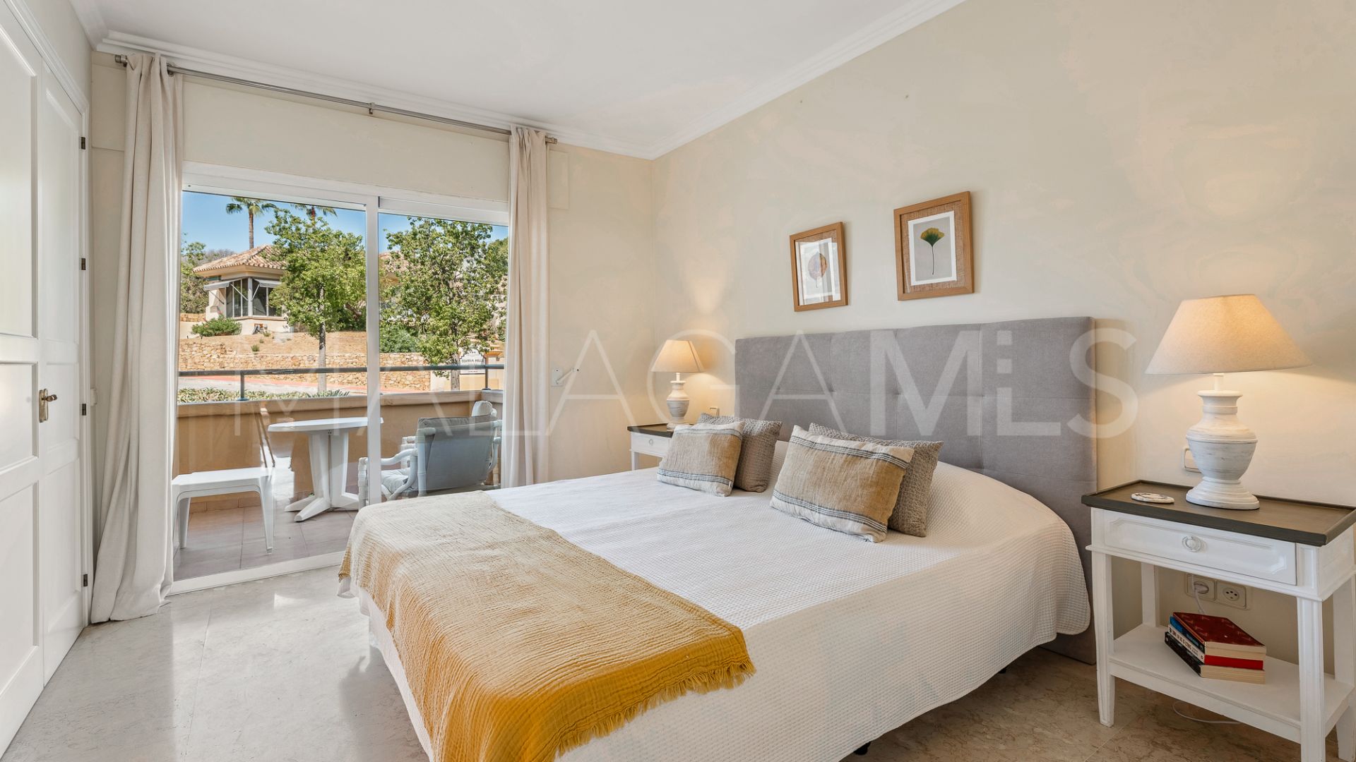 Ground floor apartment with 3 bedrooms for sale in Elviria Hills