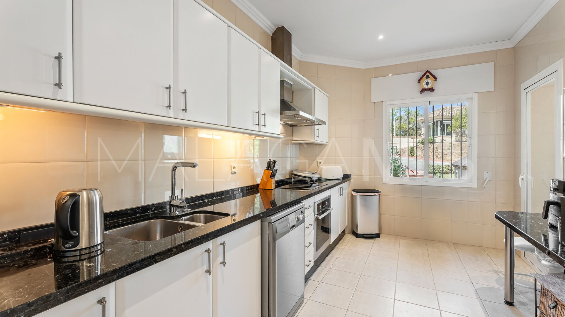 Ground floor apartment with 3 bedrooms for sale in Elviria Hills