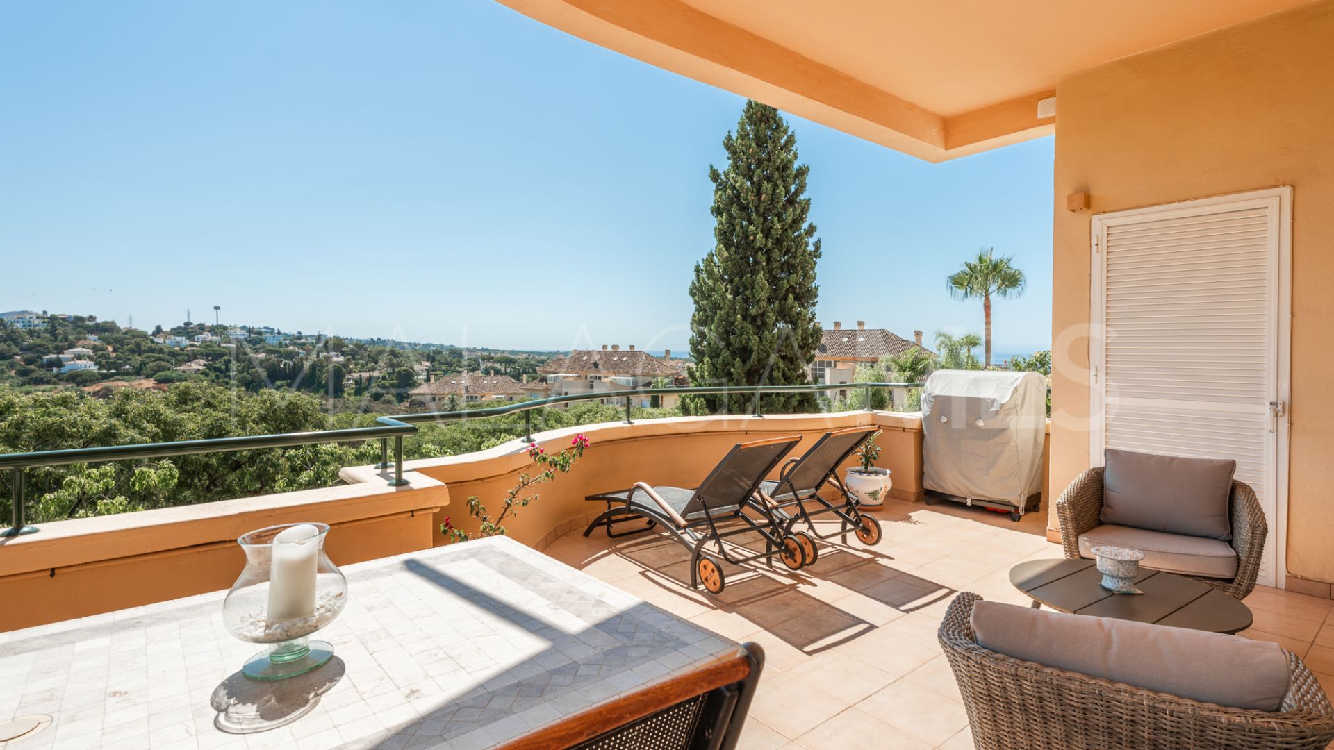 Ground floor apartment with 3 bedrooms for sale in Elviria Hills