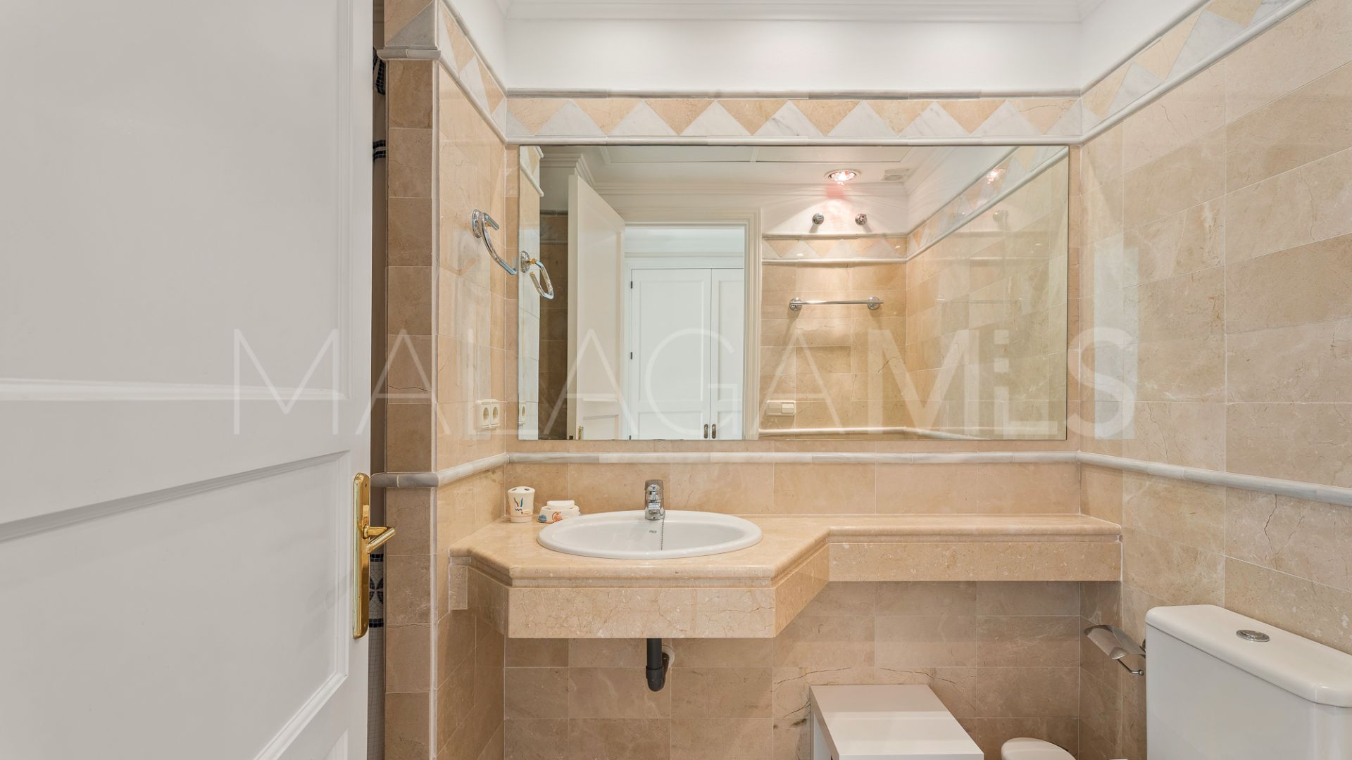 Ground floor apartment with 3 bedrooms for sale in Elviria Hills