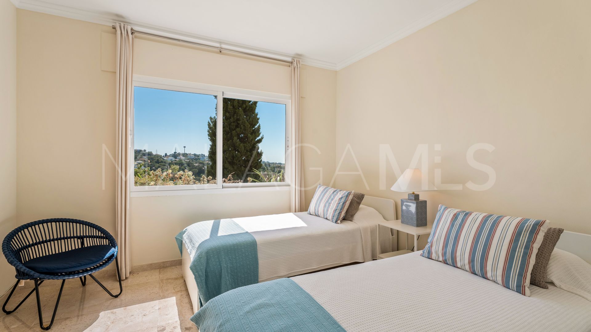 Ground floor apartment with 3 bedrooms for sale in Elviria Hills