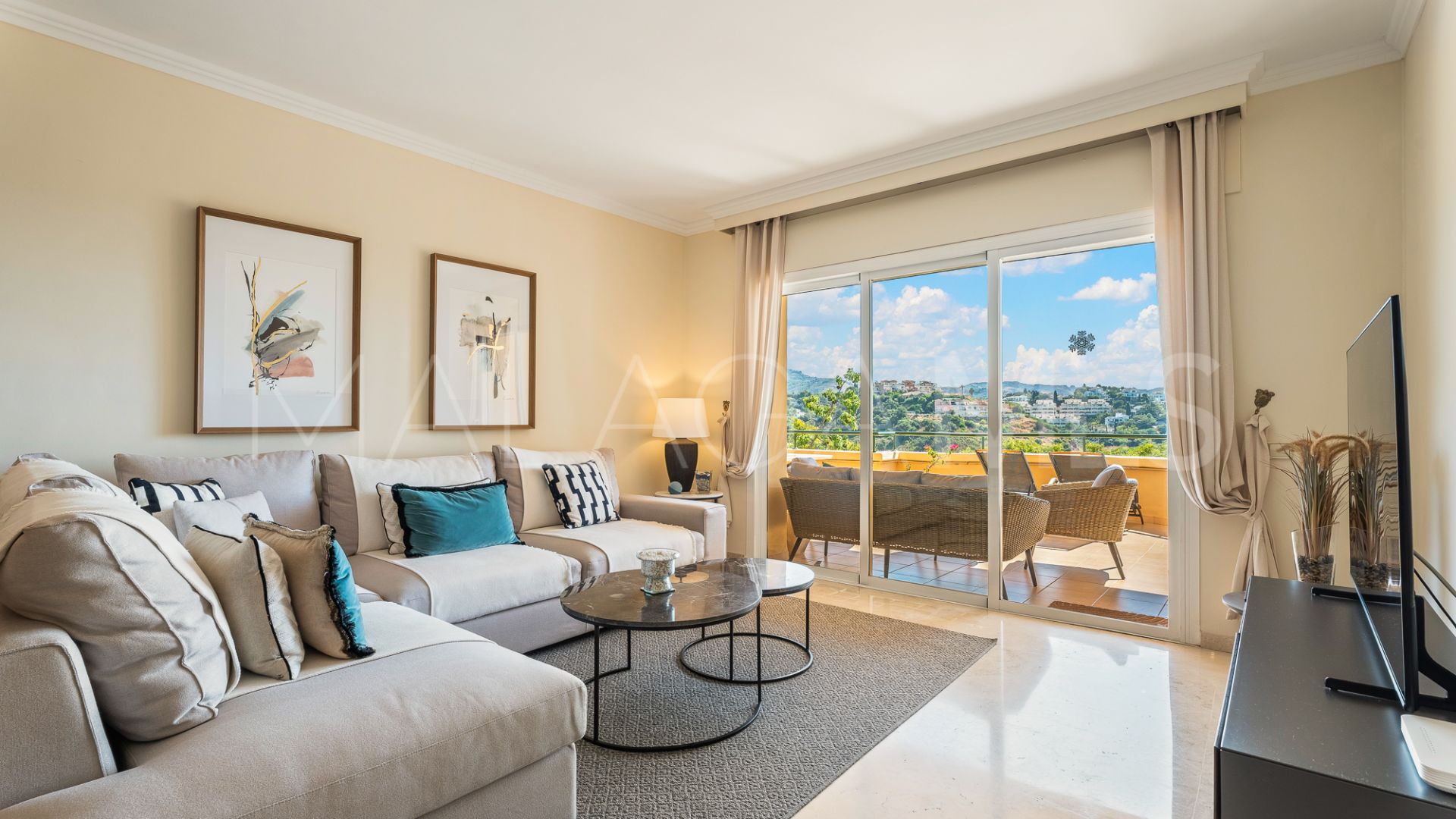Ground floor apartment with 3 bedrooms for sale in Elviria Hills