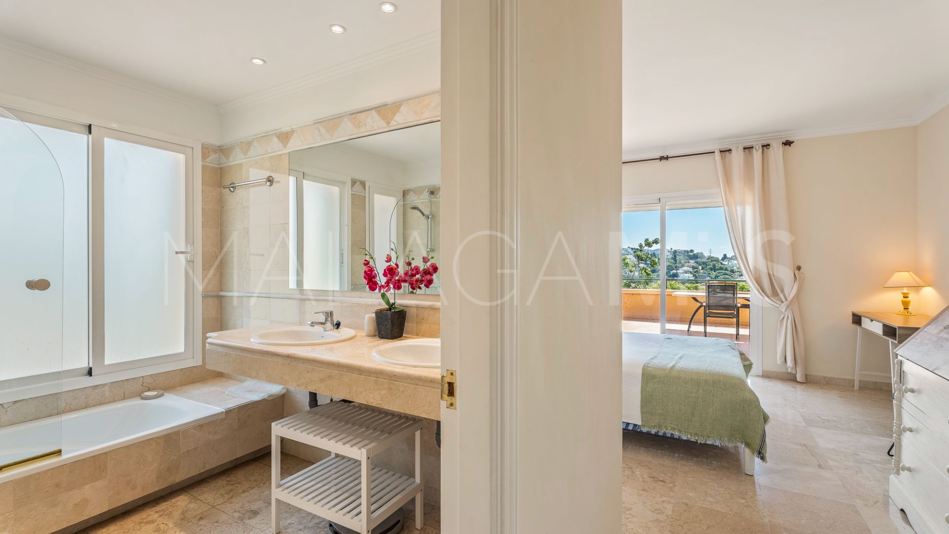 Ground floor apartment with 3 bedrooms for sale in Elviria Hills