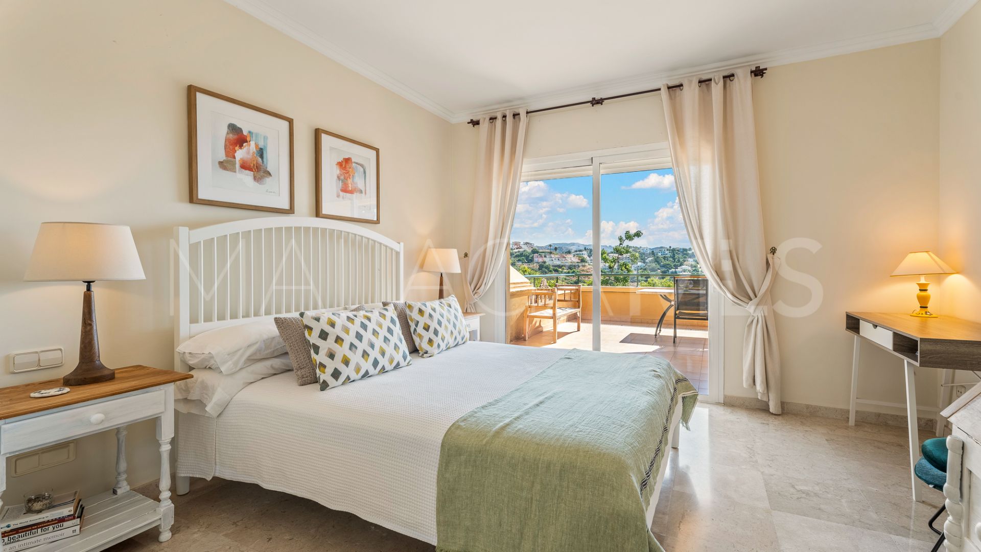 Ground floor apartment with 3 bedrooms for sale in Elviria Hills