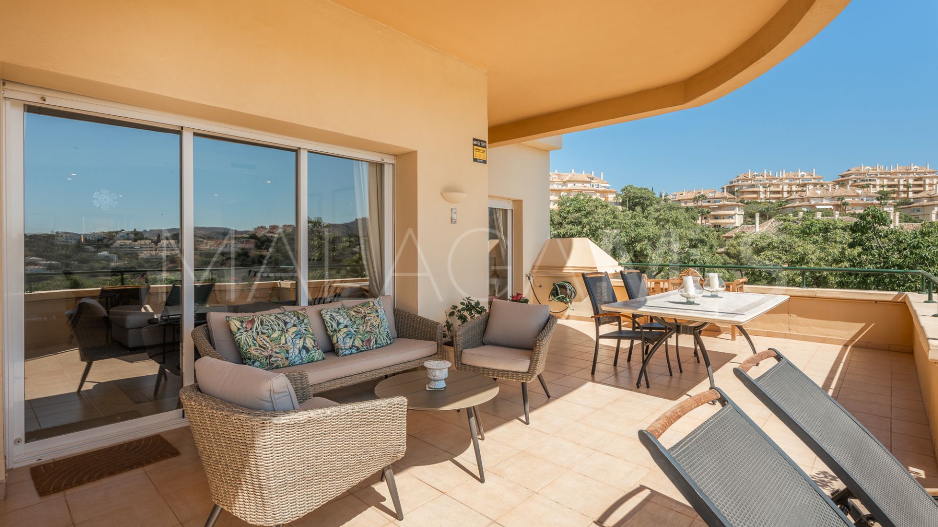 Ground floor apartment with 3 bedrooms for sale in Elviria Hills