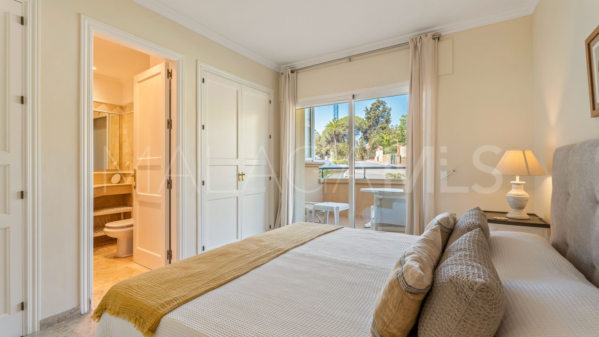 Ground floor apartment with 3 bedrooms for sale in Elviria Hills