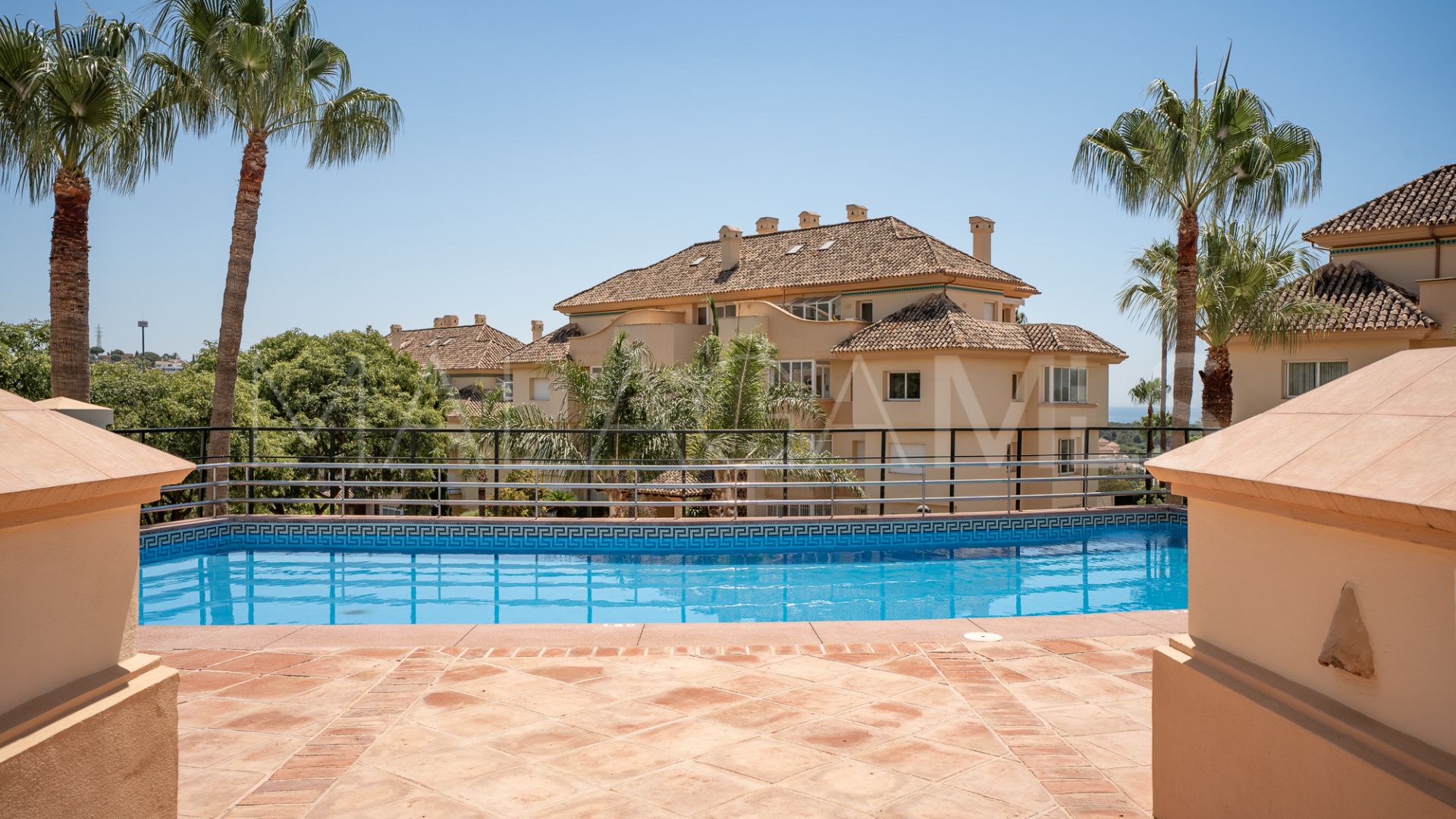 Ground floor apartment with 3 bedrooms for sale in Elviria Hills