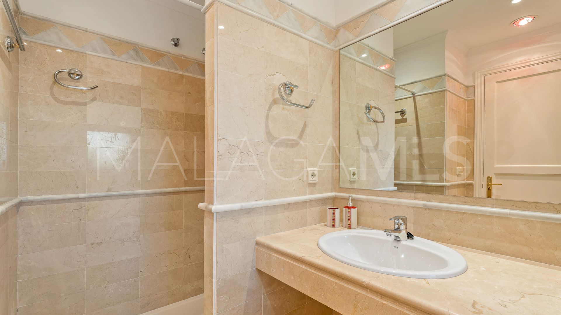 Ground floor apartment with 3 bedrooms for sale in Elviria Hills
