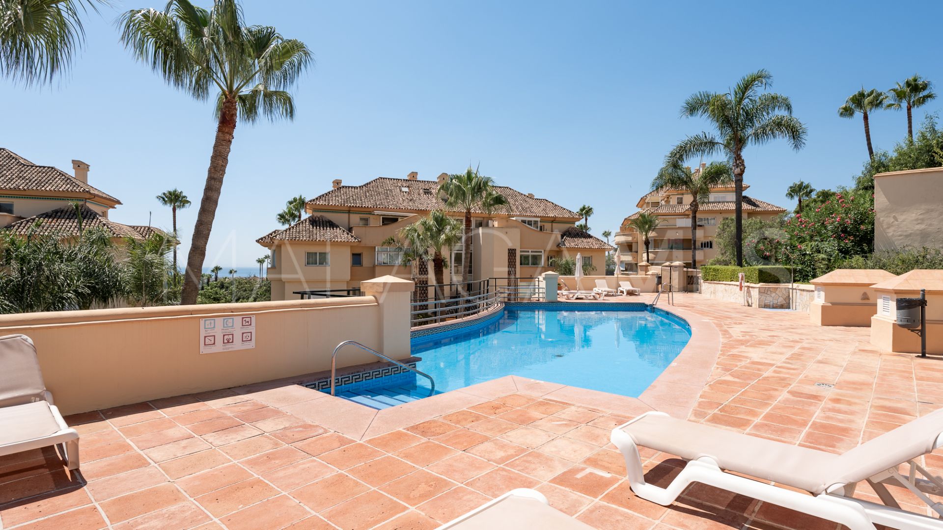 Ground floor apartment with 3 bedrooms for sale in Elviria Hills