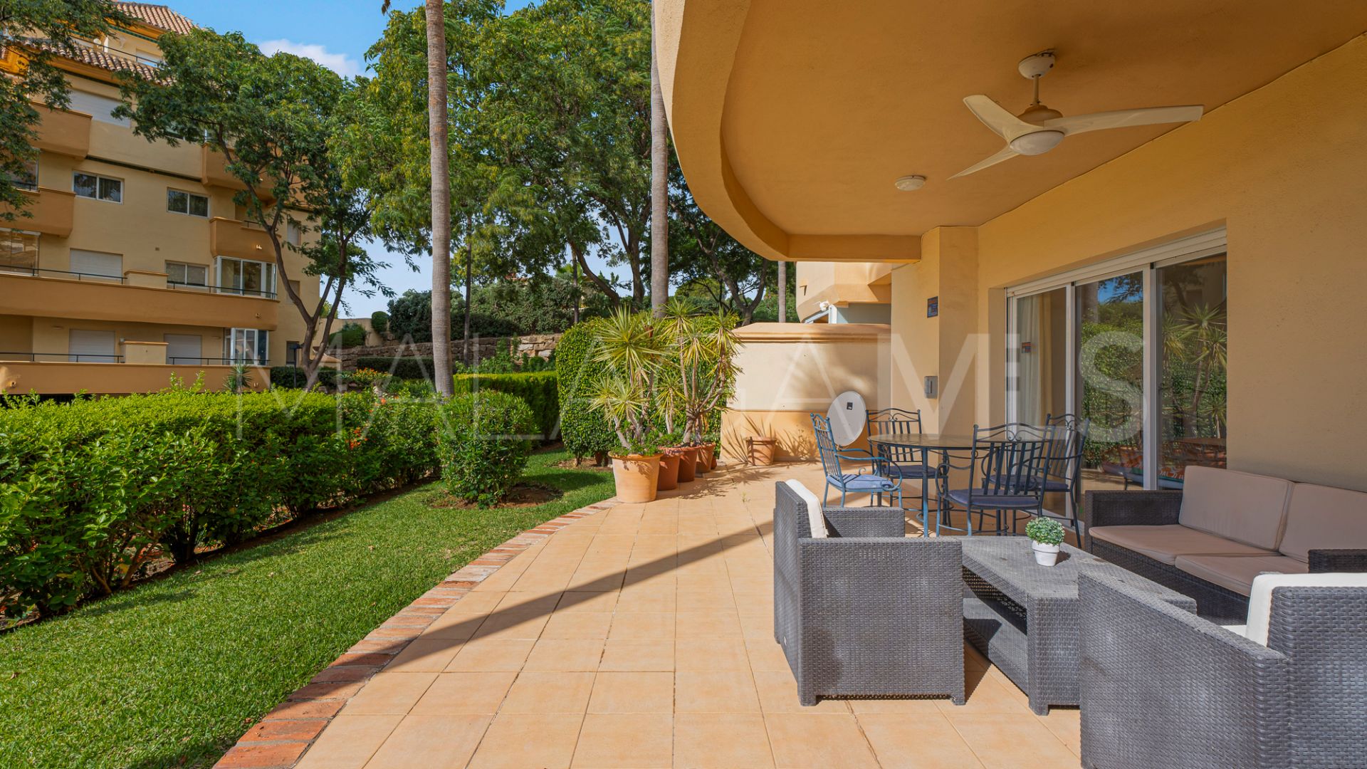 For sale ground floor apartment in Elviria Hills
