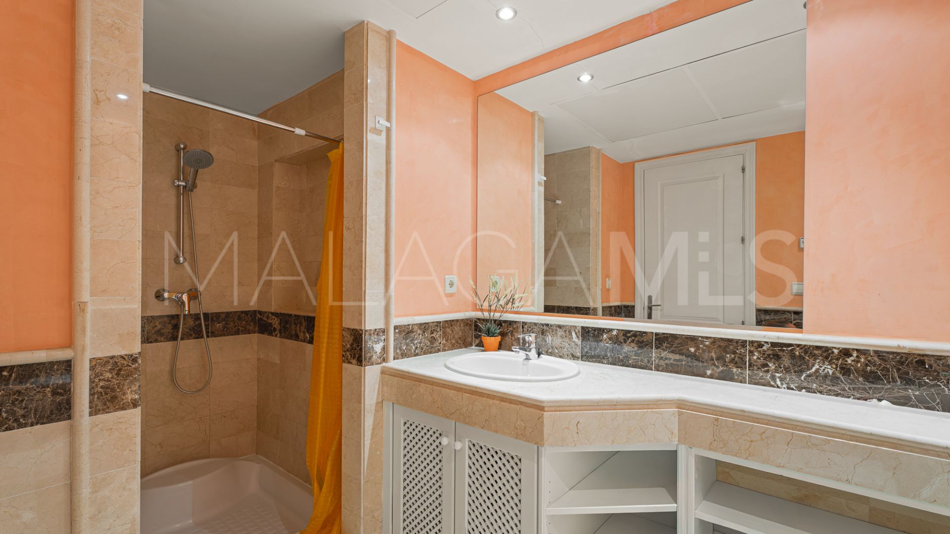 For sale ground floor apartment in Elviria Hills