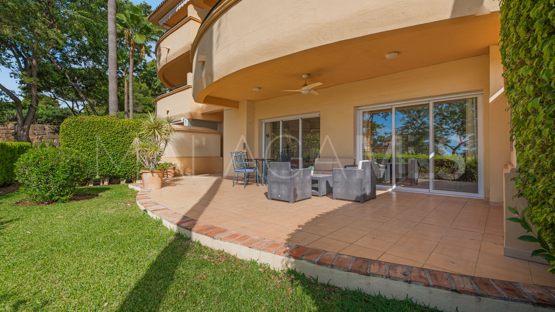 For sale ground floor apartment in Elviria Hills