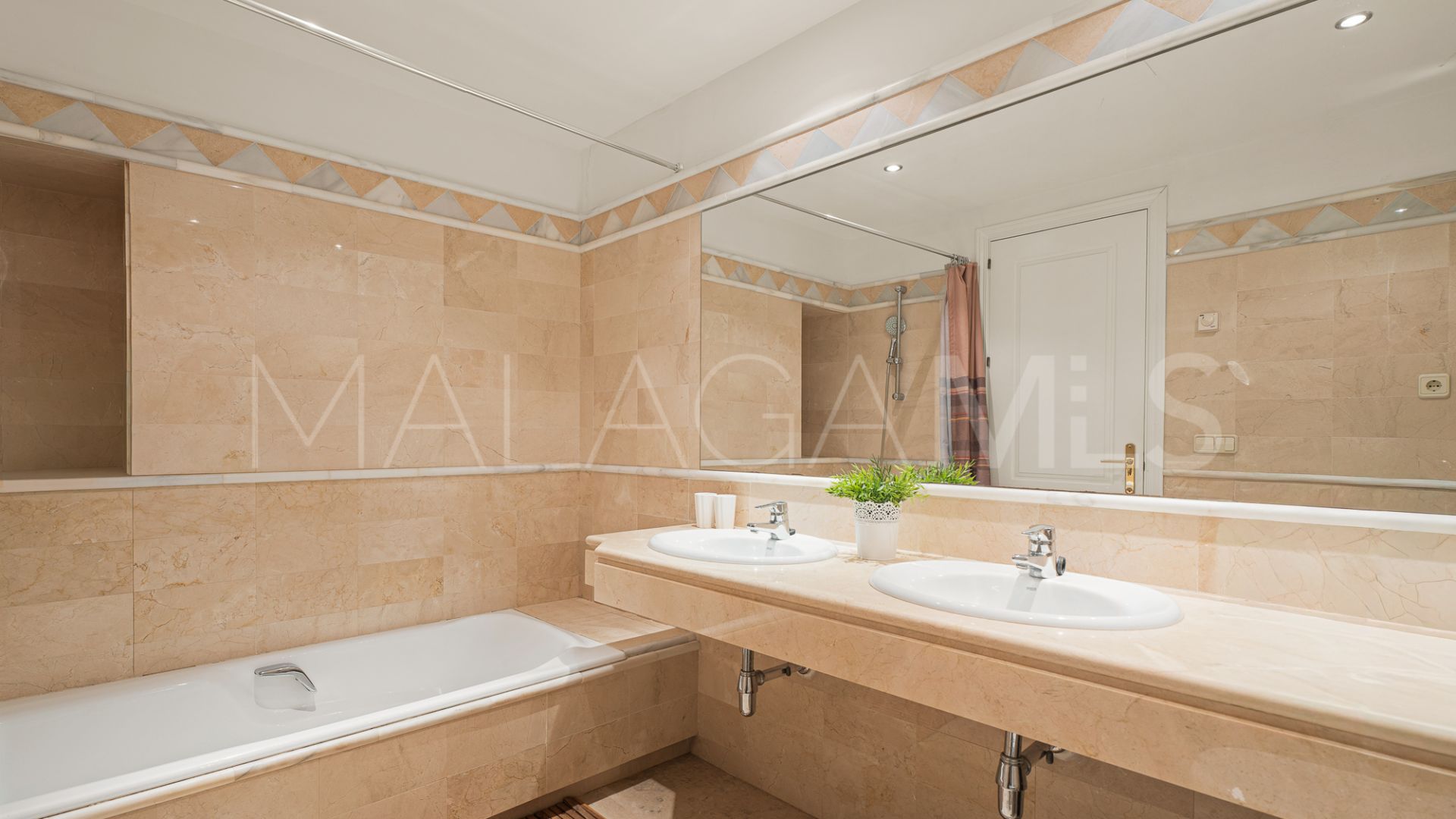 For sale ground floor apartment in Elviria Hills