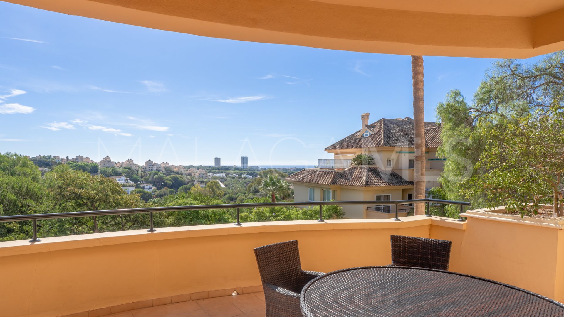 Apartamento planta baja for sale with 2 bedrooms in Elviria Hills