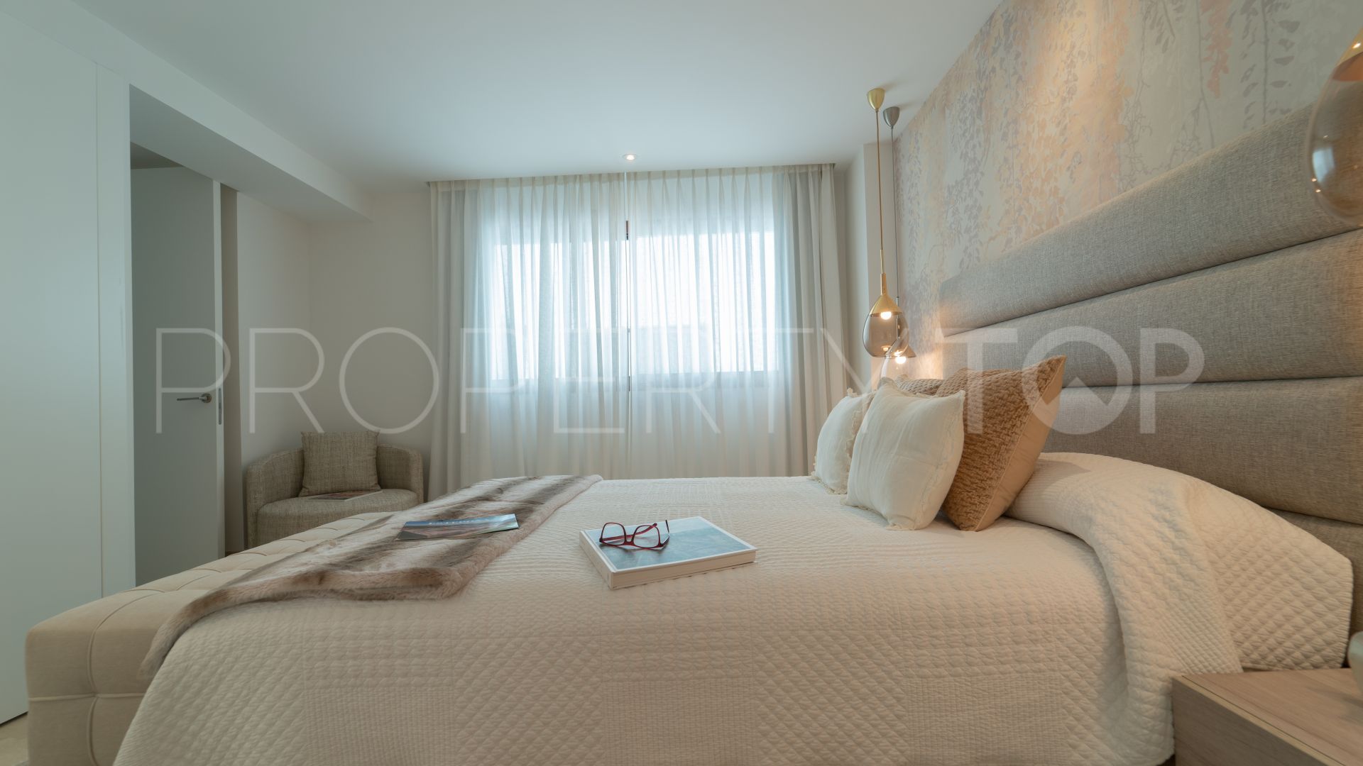 Apartamento de 2 dormitorios en venta en Estepona Casco Antiguo