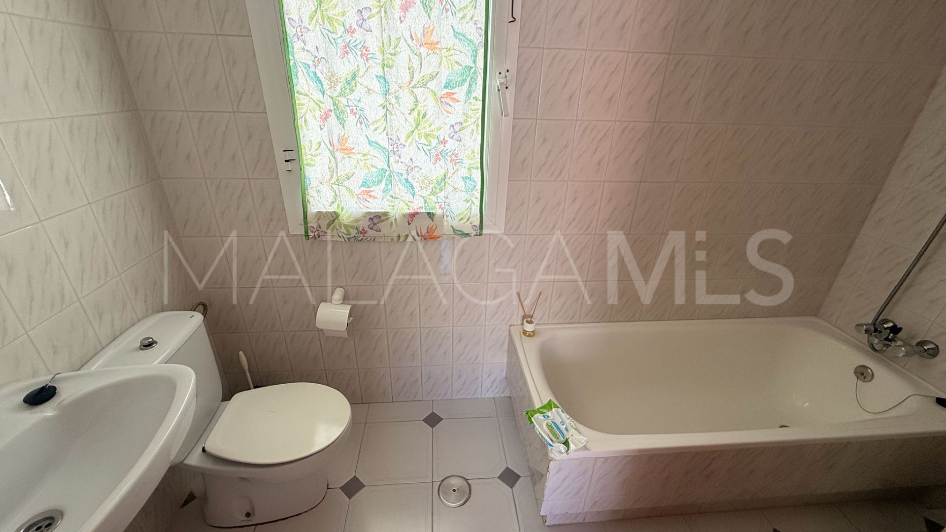 Apartment for sale in Estepona Town with 3 bedrooms