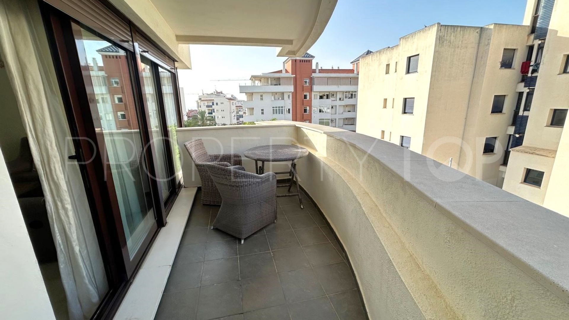 Estepona Puerto, apartamento con 3 dormitorios a la venta