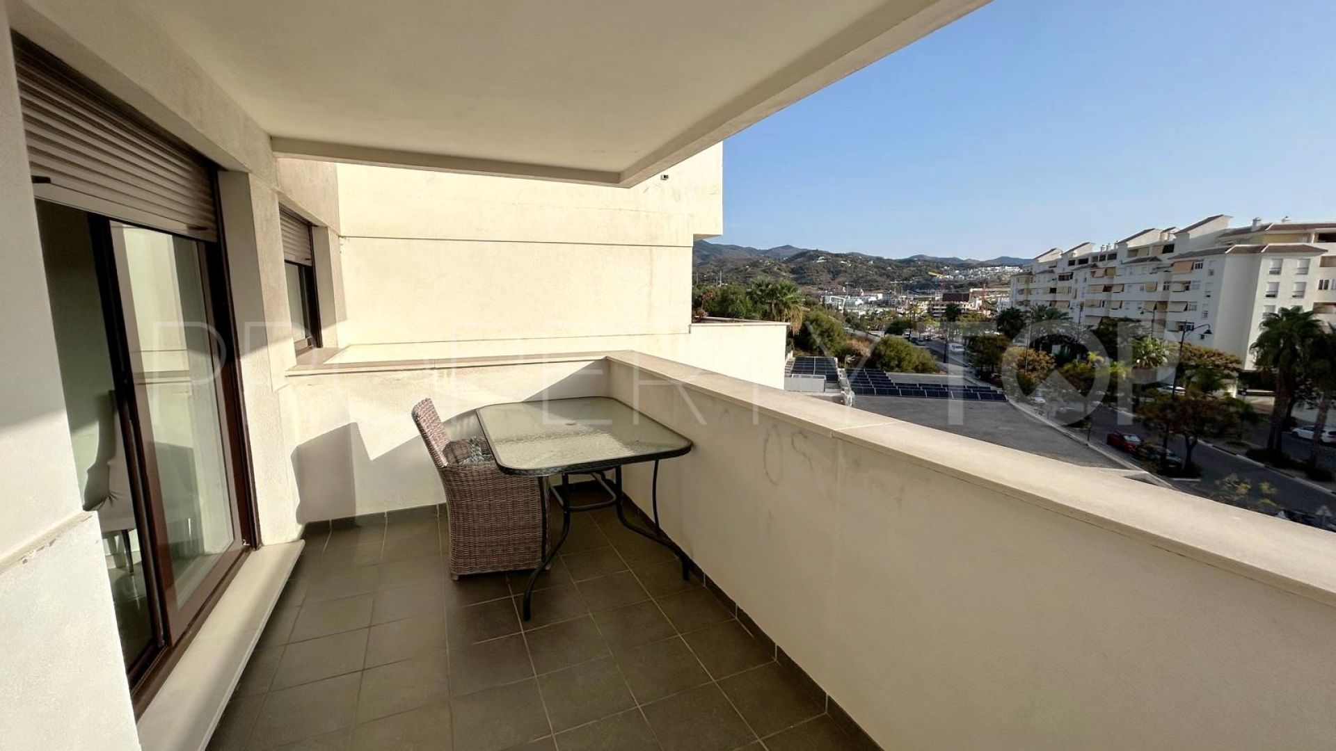 Estepona Puerto, apartamento con 3 dormitorios a la venta