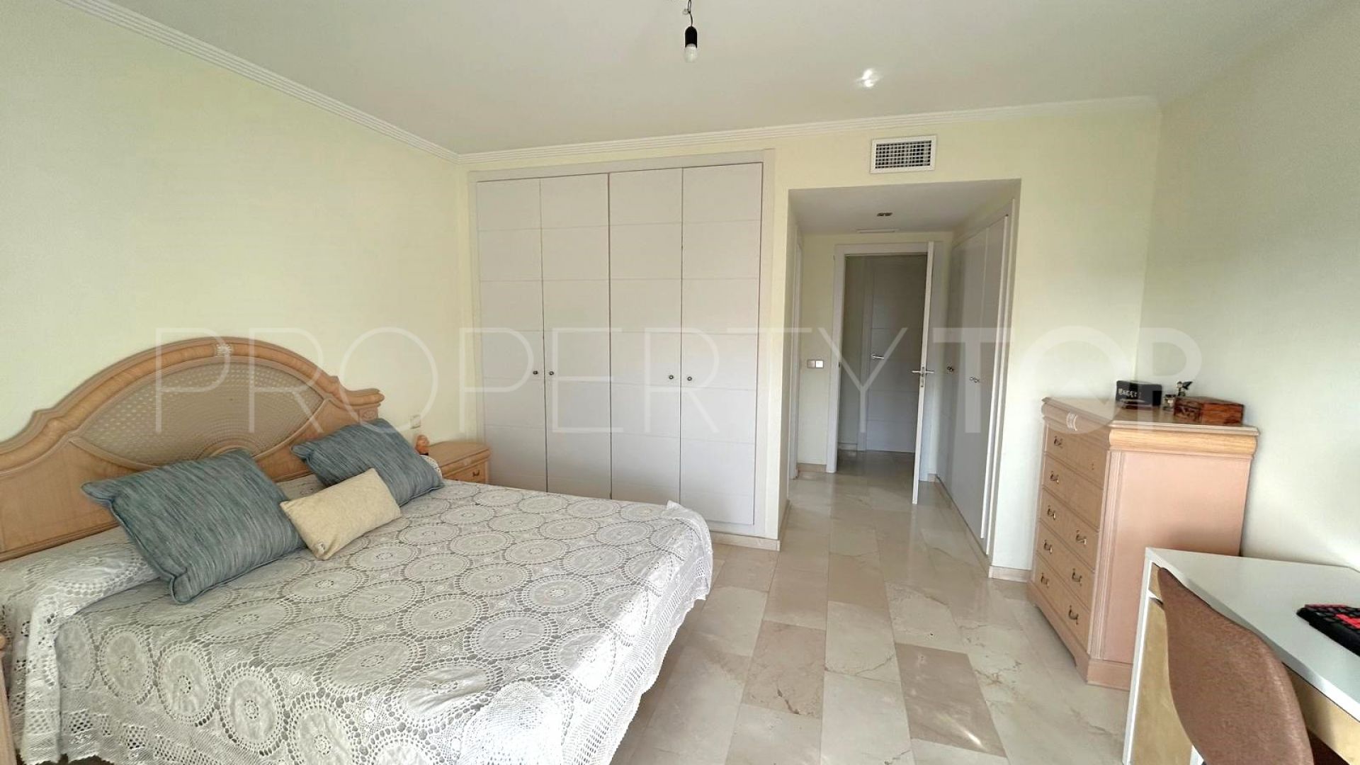 Estepona Puerto, apartamento con 3 dormitorios a la venta