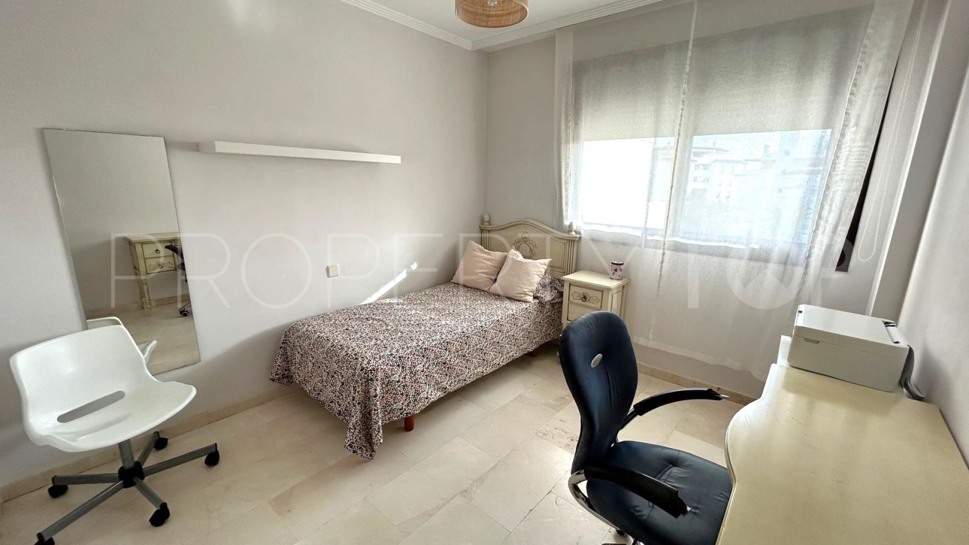 Estepona Puerto, apartamento con 3 dormitorios a la venta