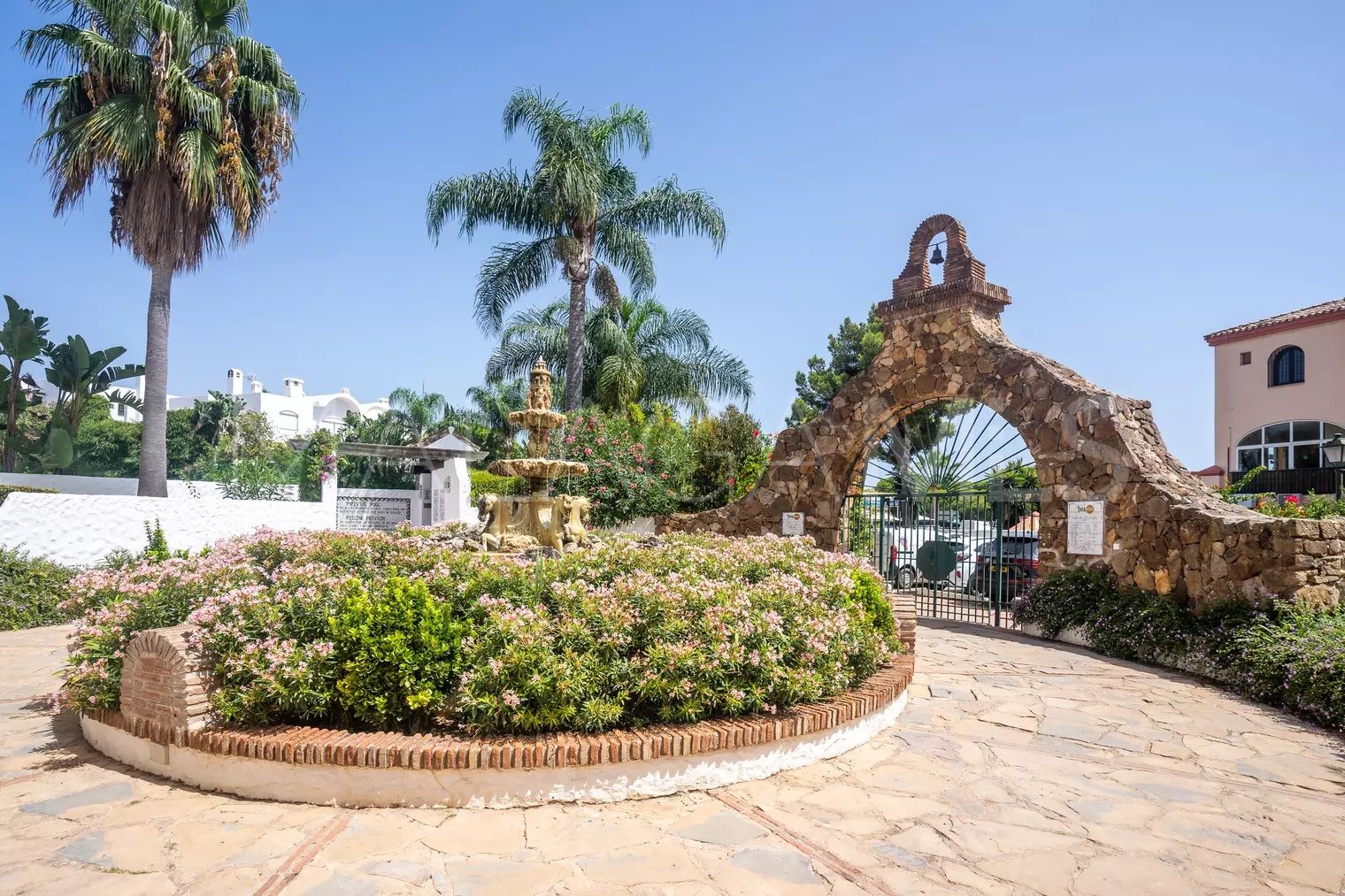 For sale Estepona East 2 bedrooms ground floor apartment