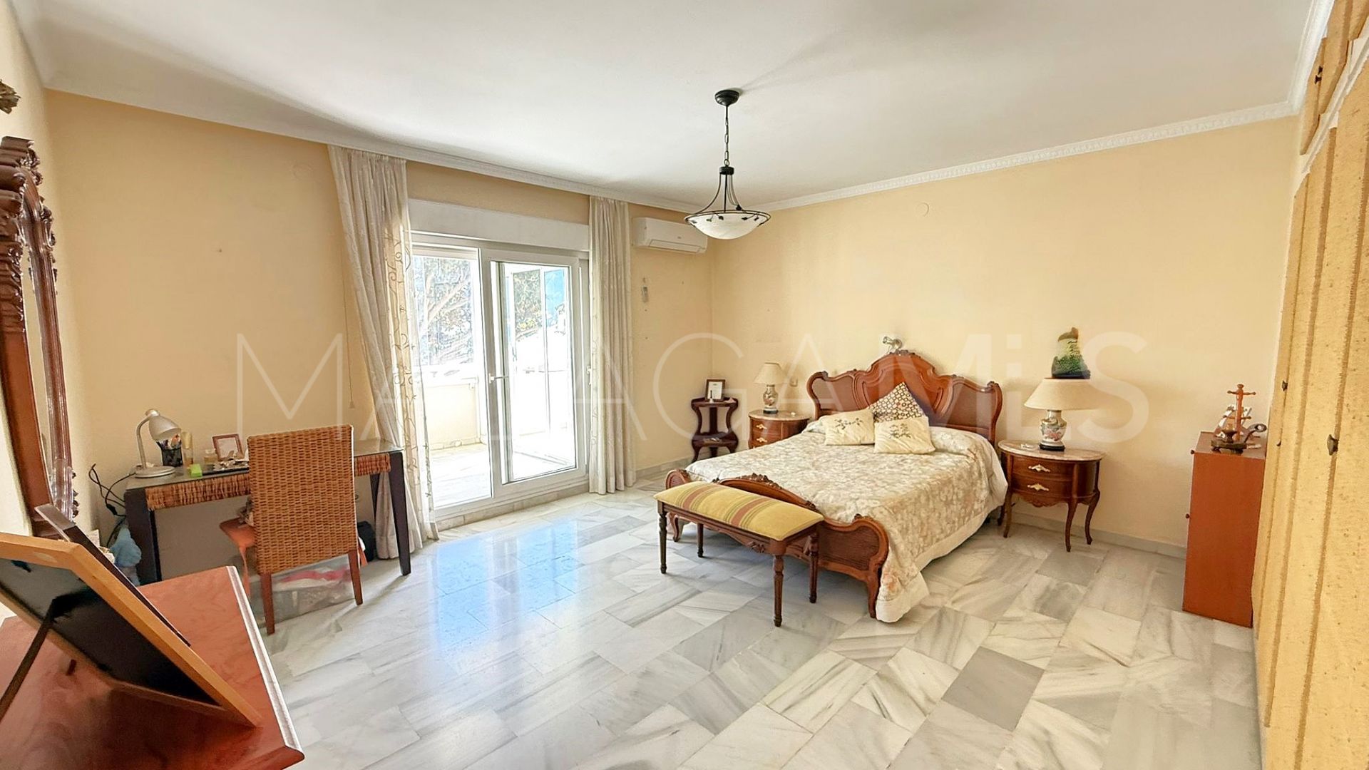 For sale apartment in Estepona Centre with 3 bedrooms