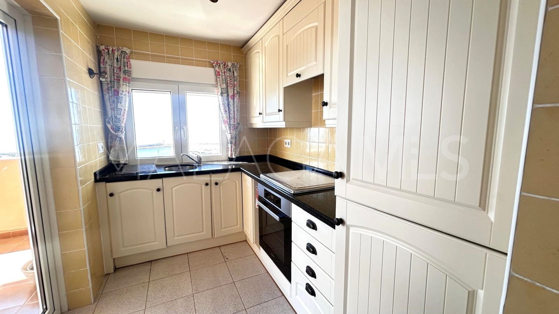 Apartamento with 2 bedrooms for sale in Estepona Puerto