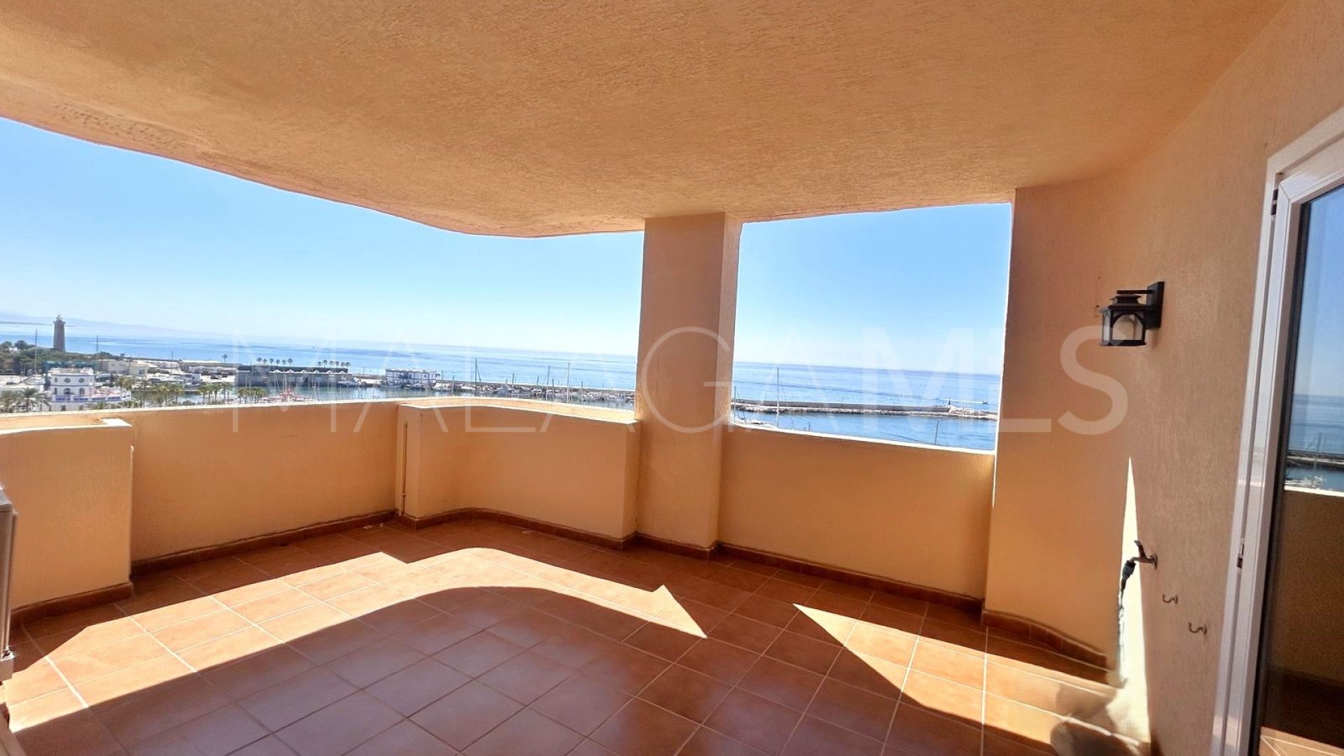 Apartamento with 2 bedrooms for sale in Estepona Puerto