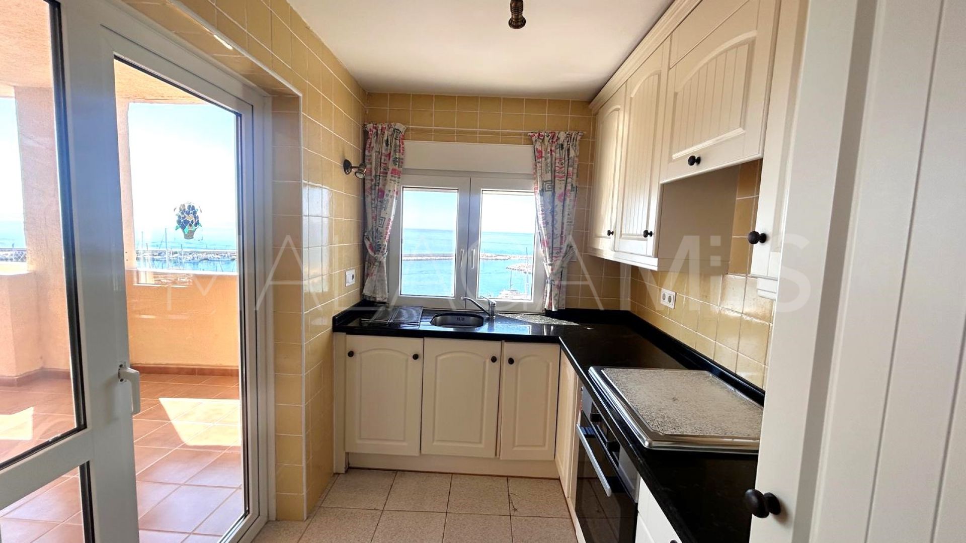 Apartamento with 2 bedrooms for sale in Estepona Puerto