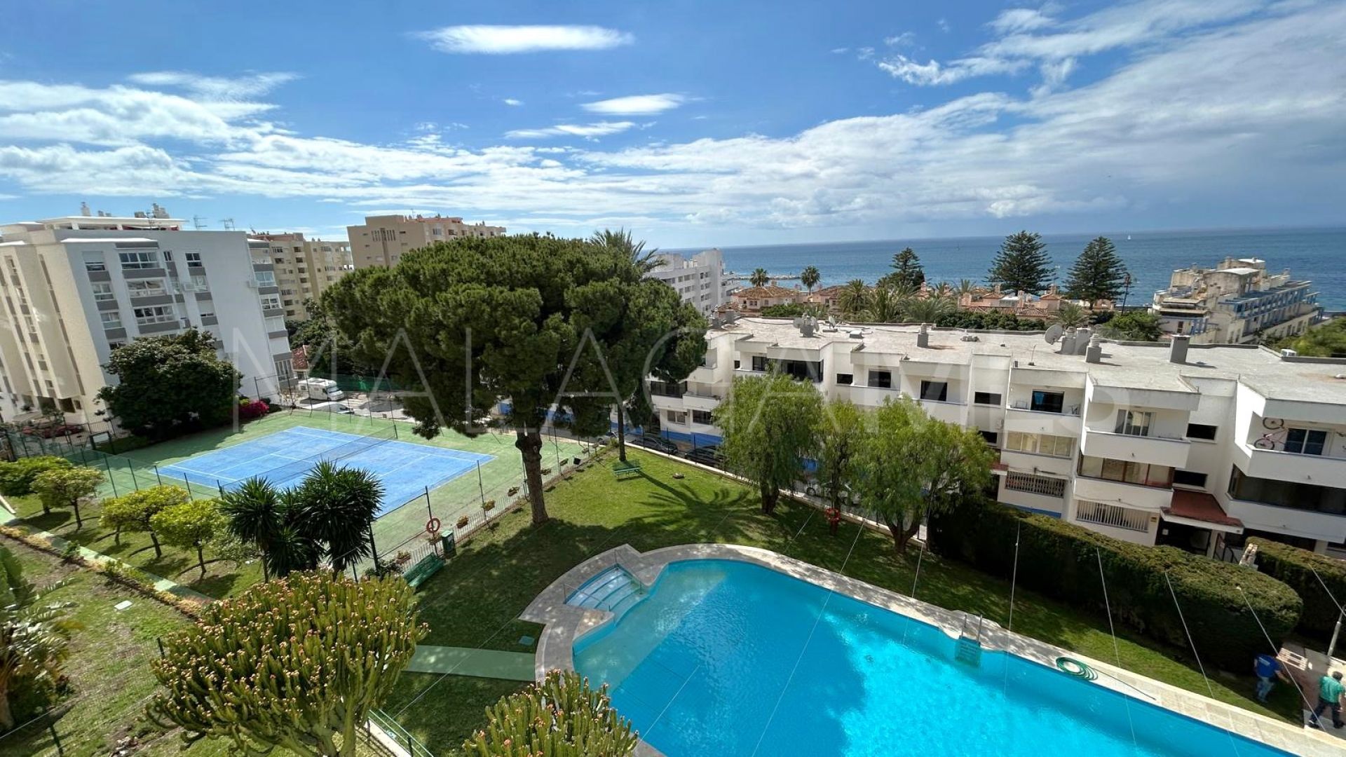 Lägenhet for sale in Estepona Puerto